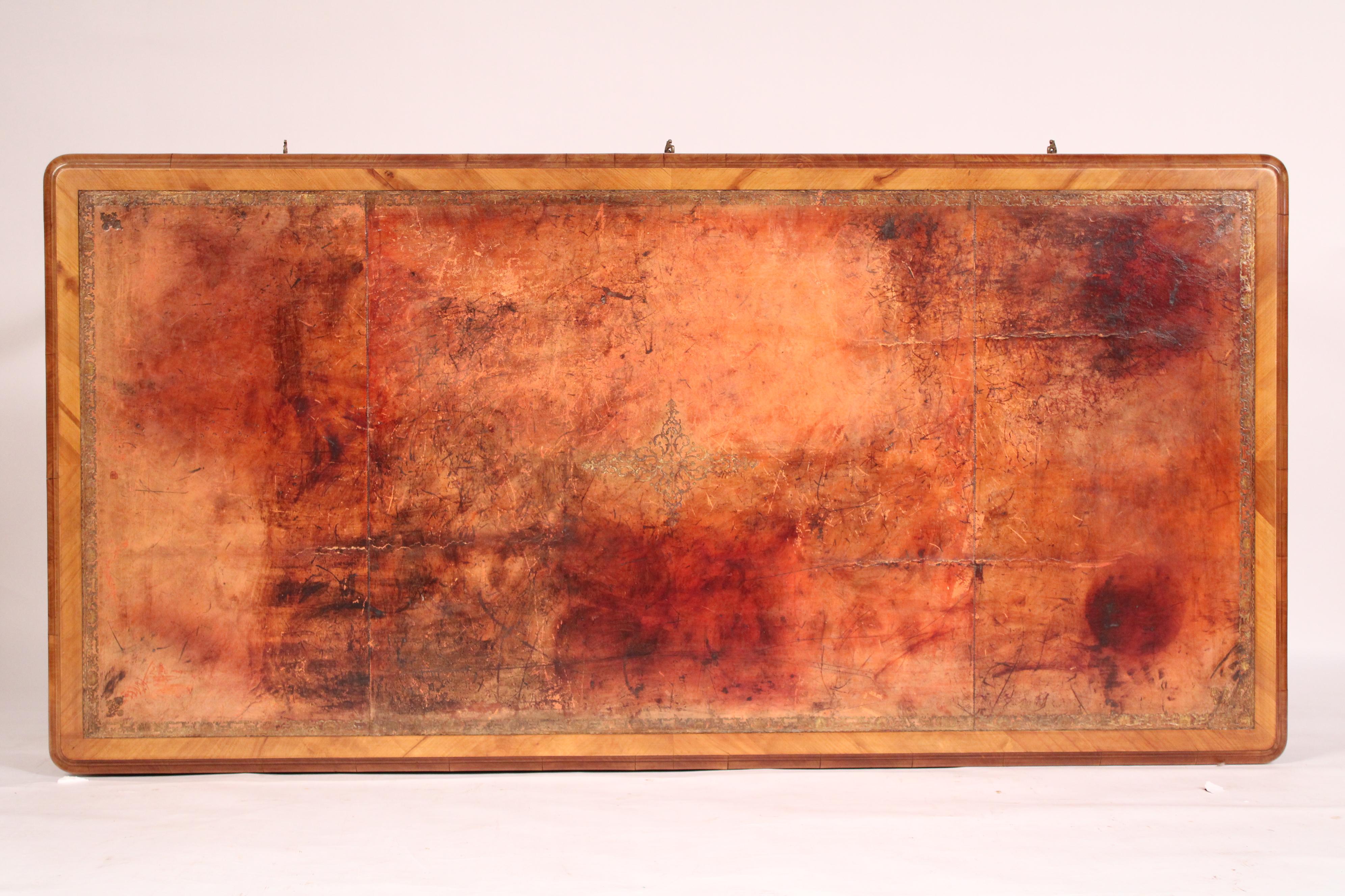 Escritorio antiguo de madera de frutal estilo Luis XVI en venta 2