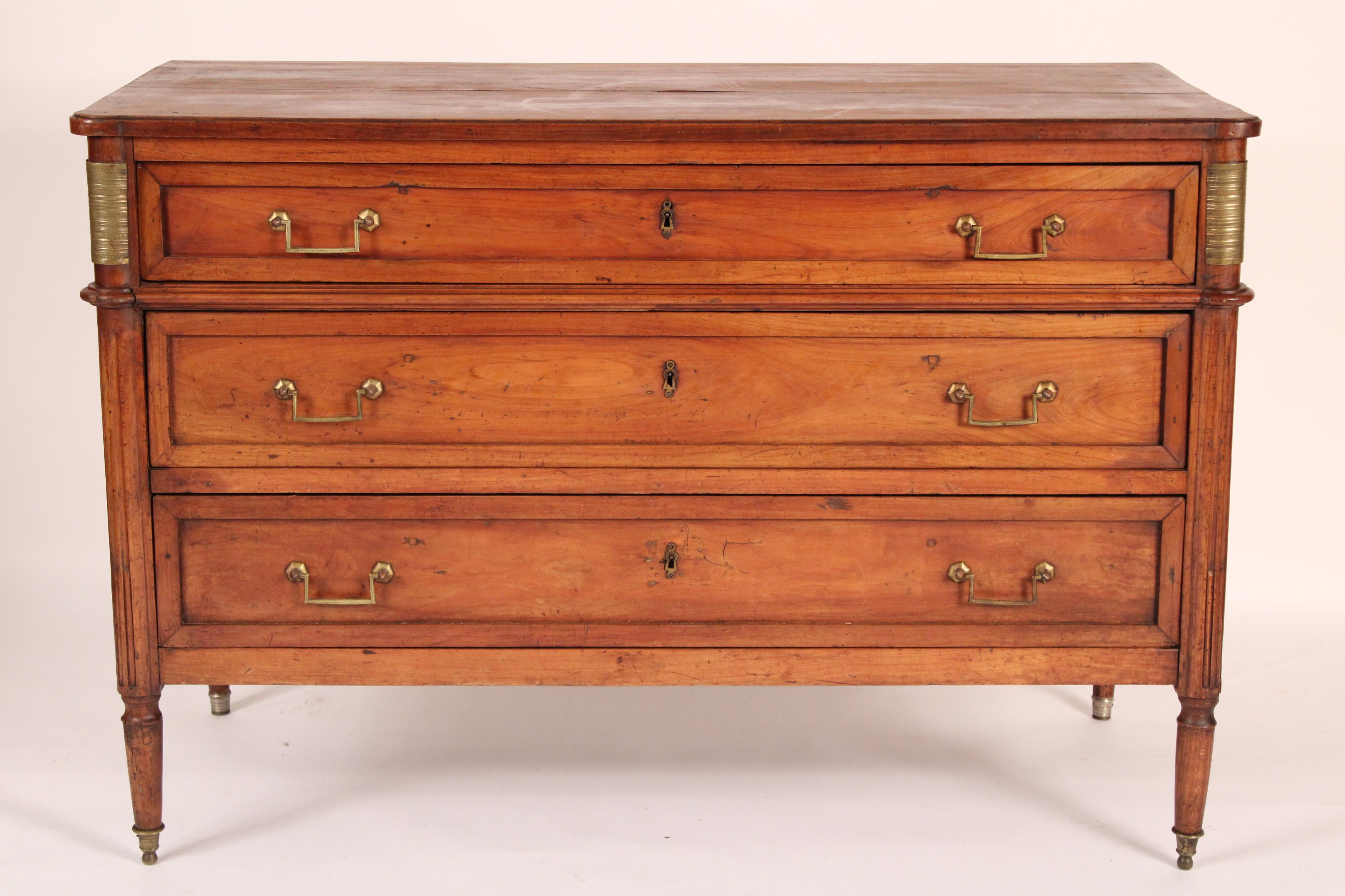 Cassettiera in legno di frutta in stile Luigi XVI, XIX secolo. Con un piano rettangolare con angoli frontali a torretta, 3 cassetti con ferramenta in ottone fiancheggiati da quarti di colonna, la parte superiore rivestita in ottone, la parte