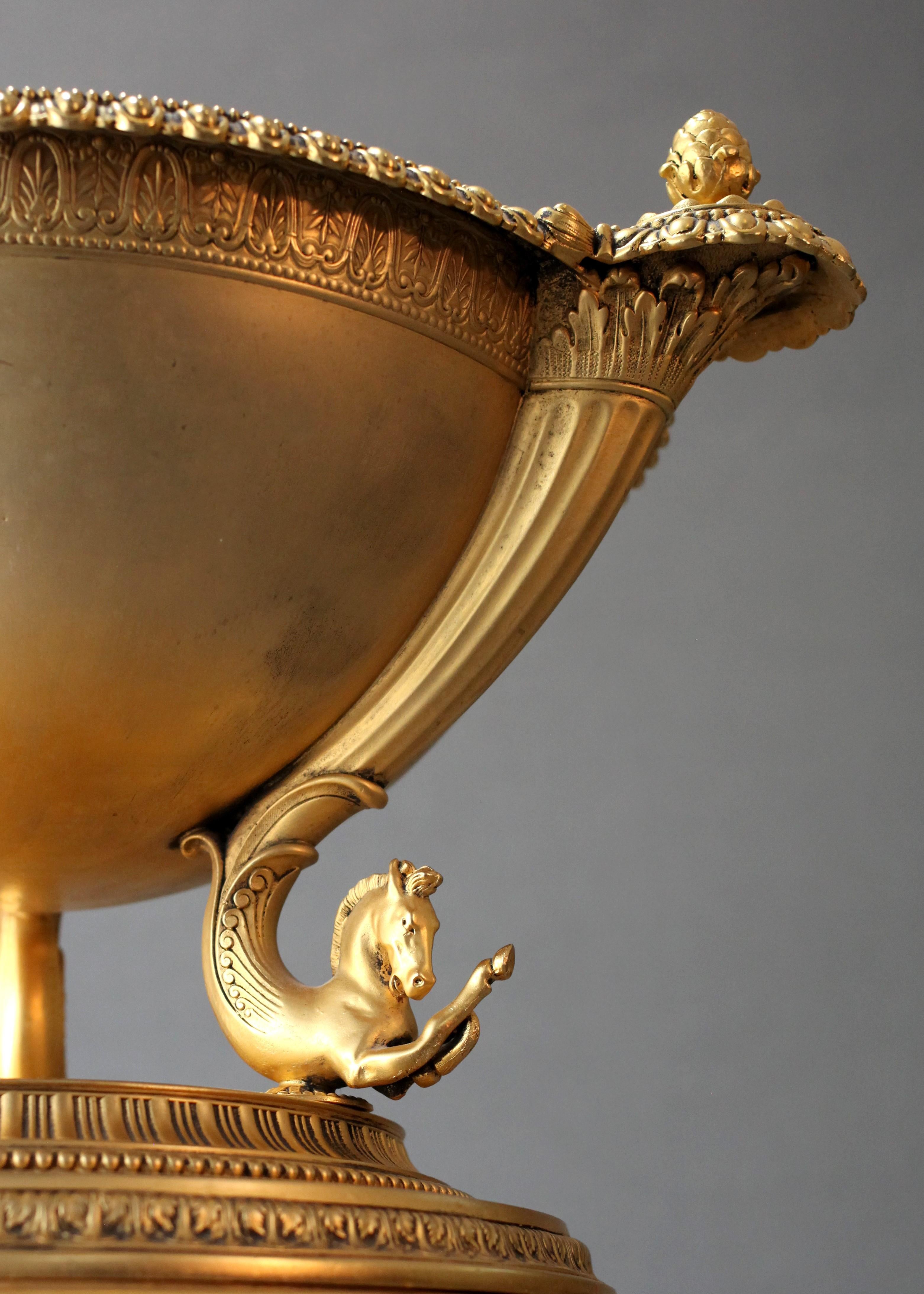 Compote Athénienne ancienne en bronze doré de style Louis XVI par Meridan Brittania Co Bon état - En vente à Austin, TX