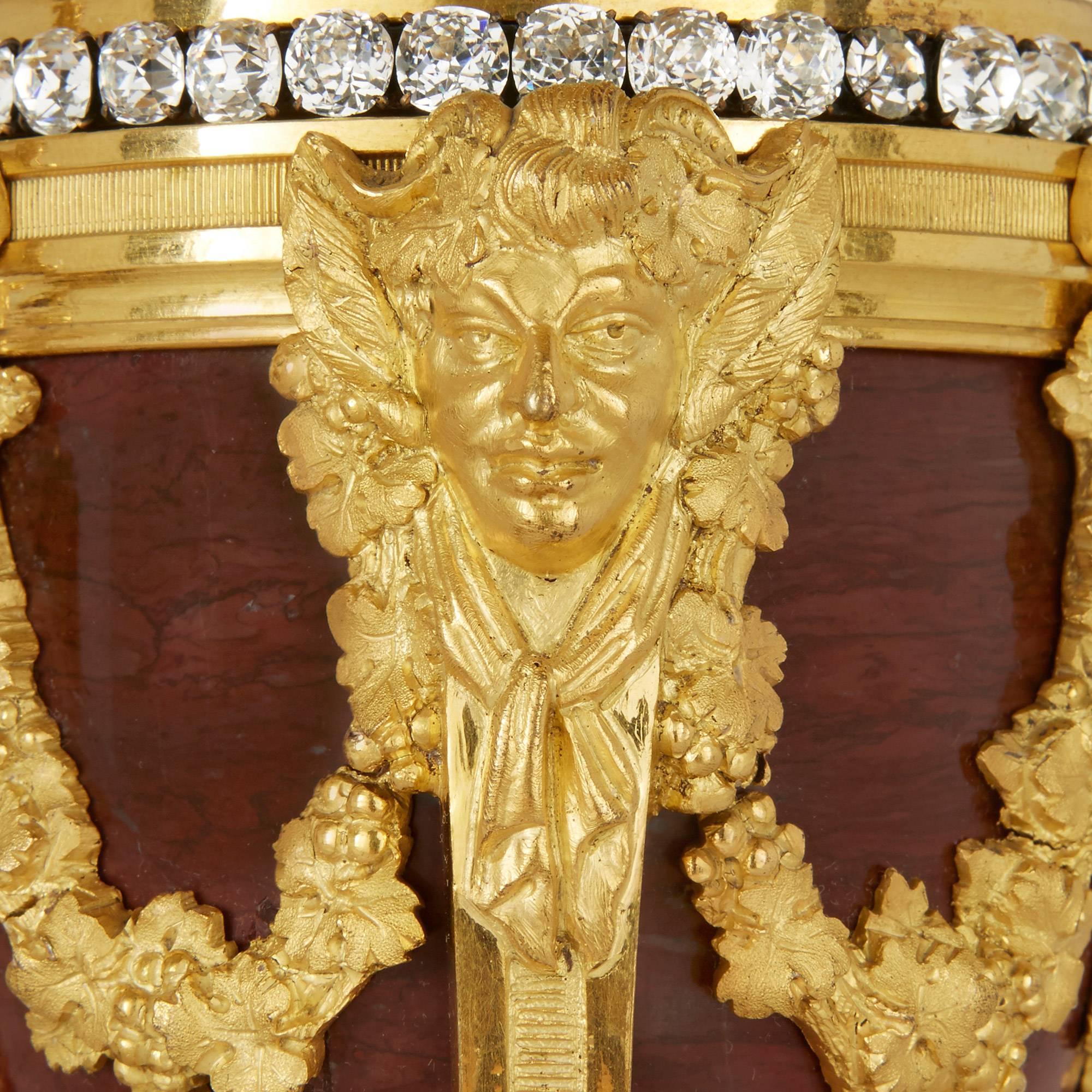 Antikes Uhrenset aus vergoldeter Bronze, rotem Marmor und Juwelen im Louis-XVI-Stil (Französisch) im Angebot