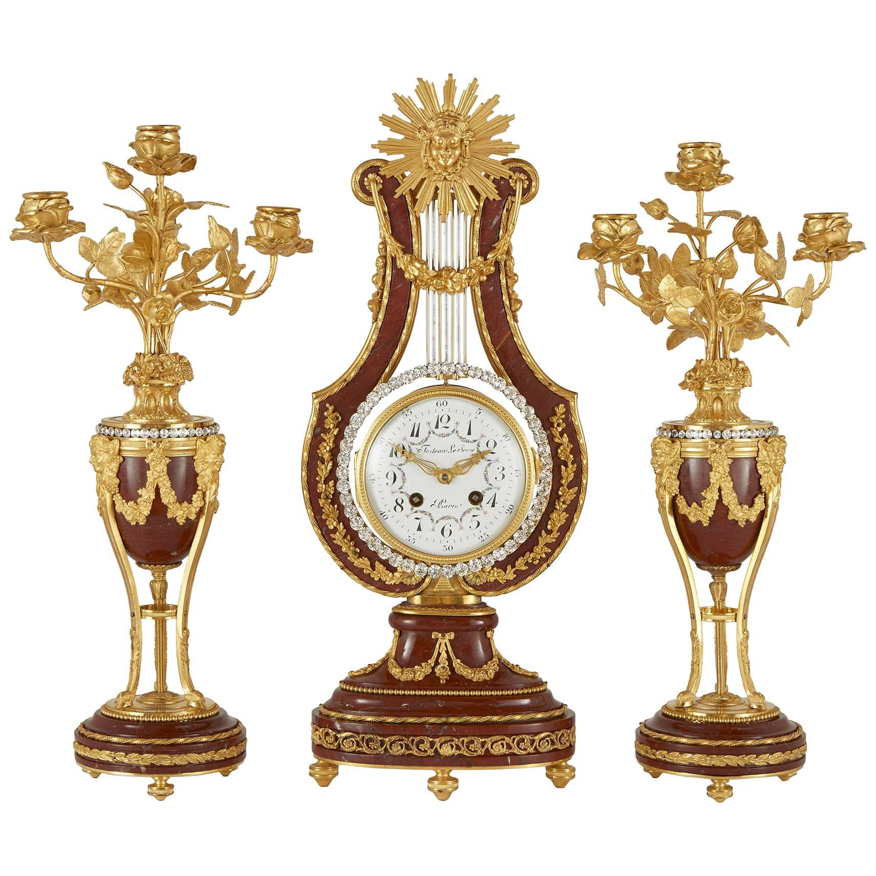 Antikes Uhrenset aus vergoldeter Bronze, rotem Marmor und Juwelen im Louis-XVI-Stil