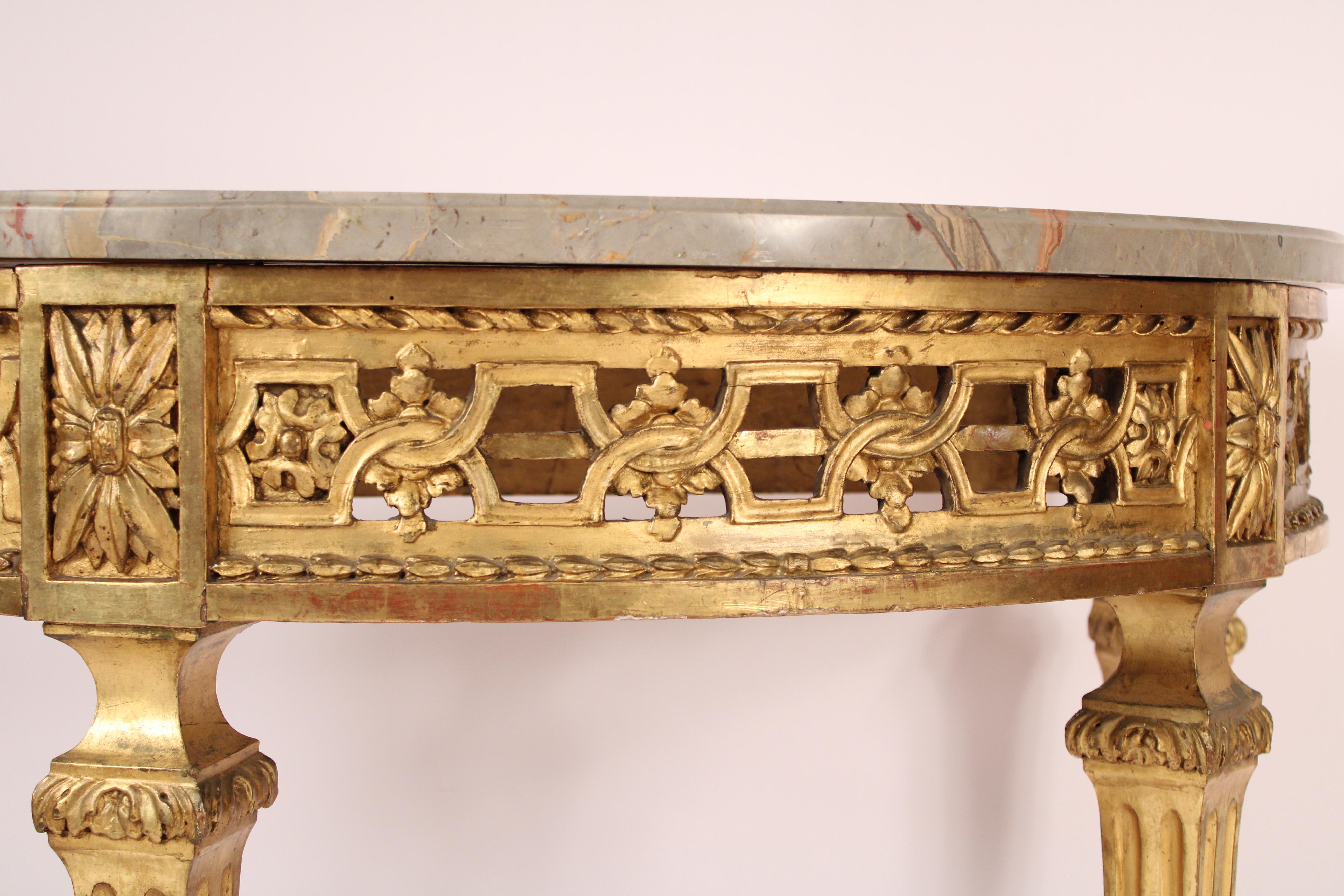 Table console ancienne de style Louis XVI en bois doré en vente 2