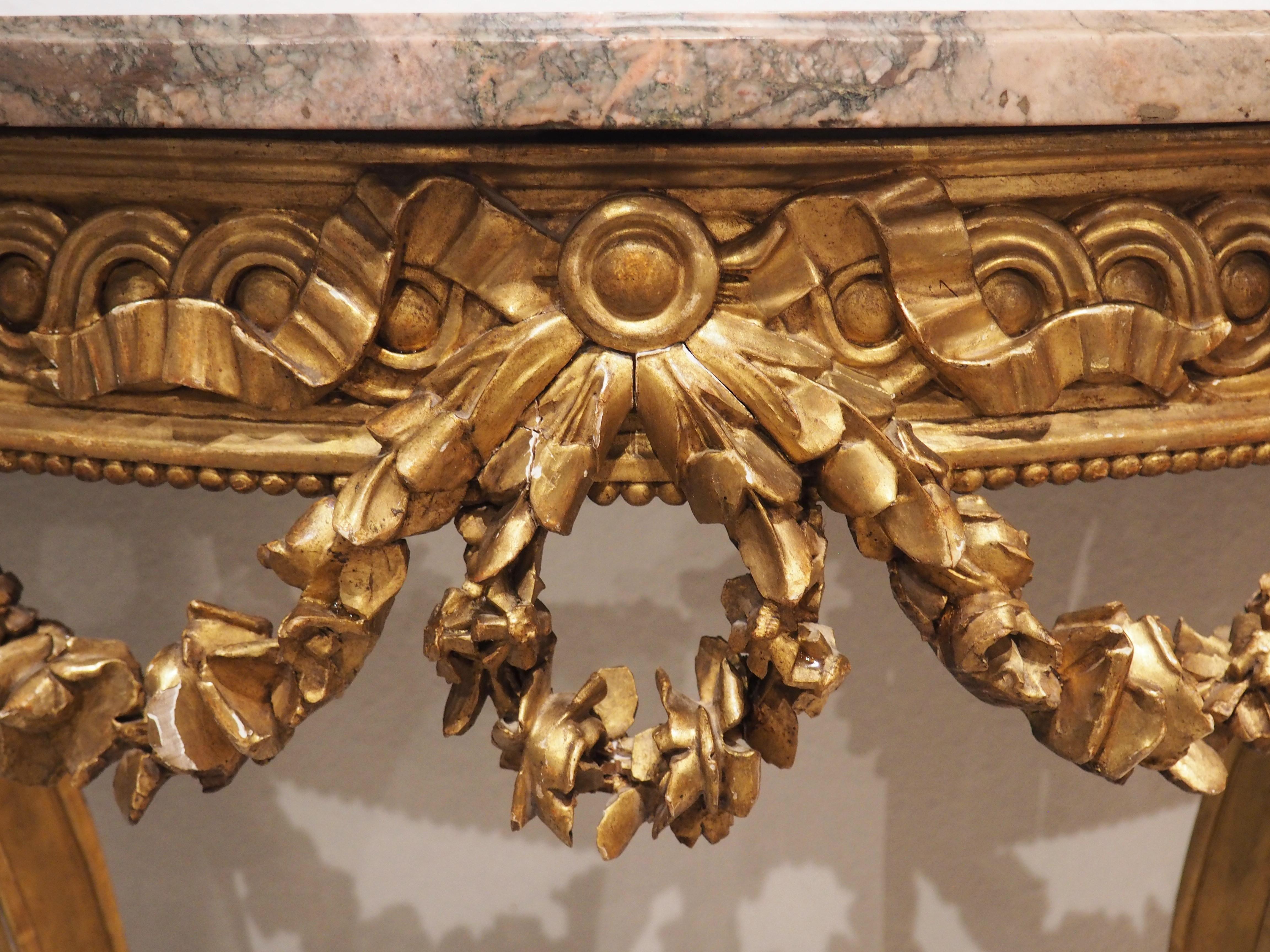Antike Konsole aus vergoldetem Holz im Louis-XVI.-Stil mit grauer Rosenmarmorplatte, um 1860 im Zustand „Gut“ im Angebot in Dallas, TX