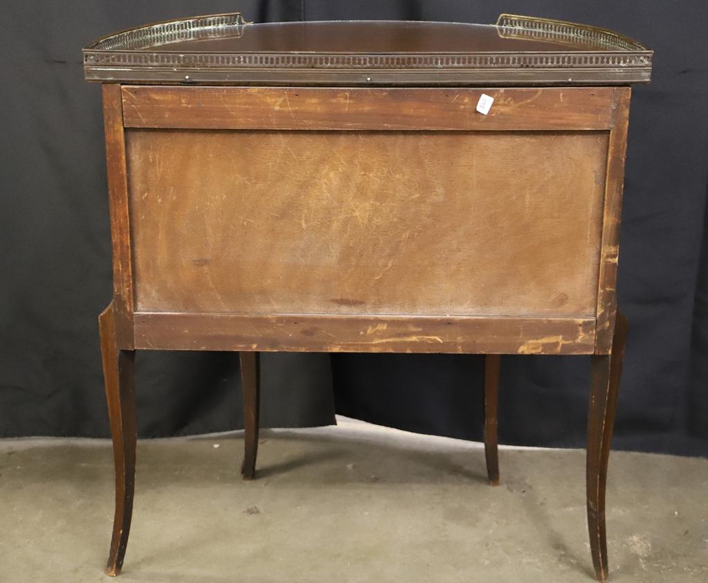 Antiker Mahagoni-Demilune-Tisch im Louis-XVI.-Stil mit Glasplatte und Galerie (Messing) im Angebot