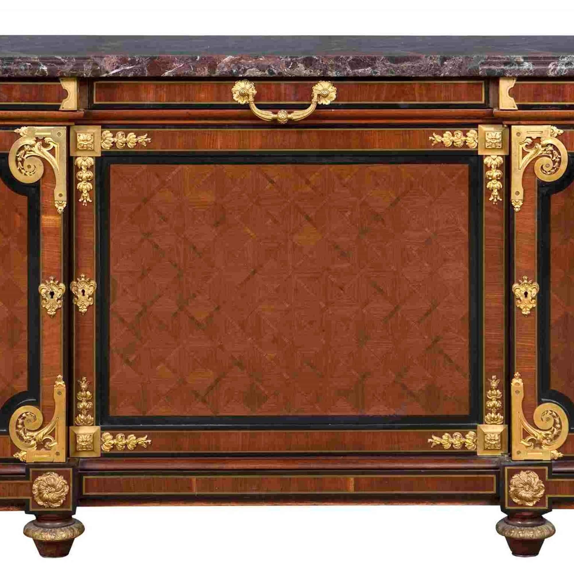 Ébénisé Cabinet ancien de style Louis XVI en acajou, bronze doré et marbre par Mercier Frères en vente