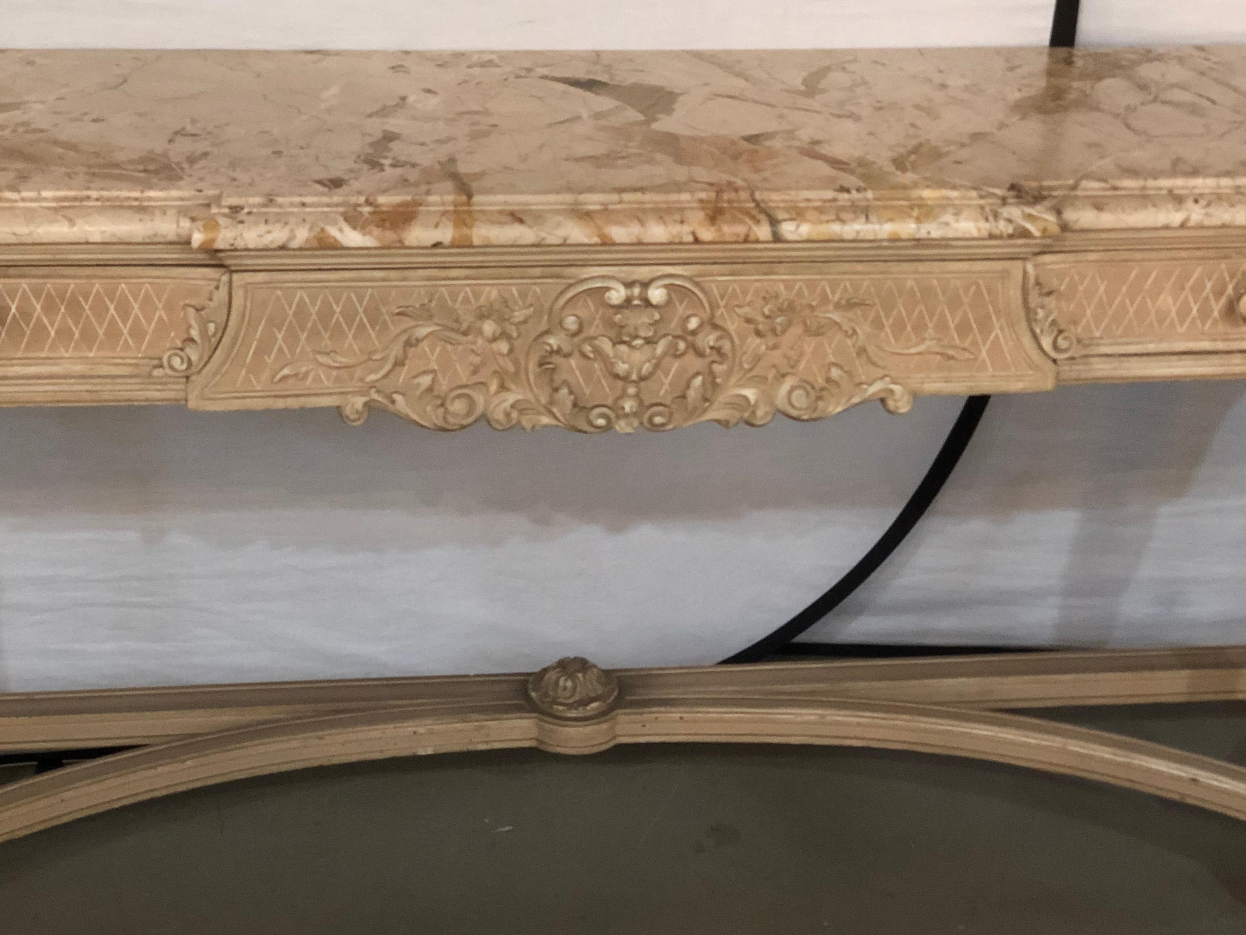 Ancienne table d'appoint ou console de style Louis XVI avec plateau en marbre Maison Jansen Bon état - En vente à Stamford, CT