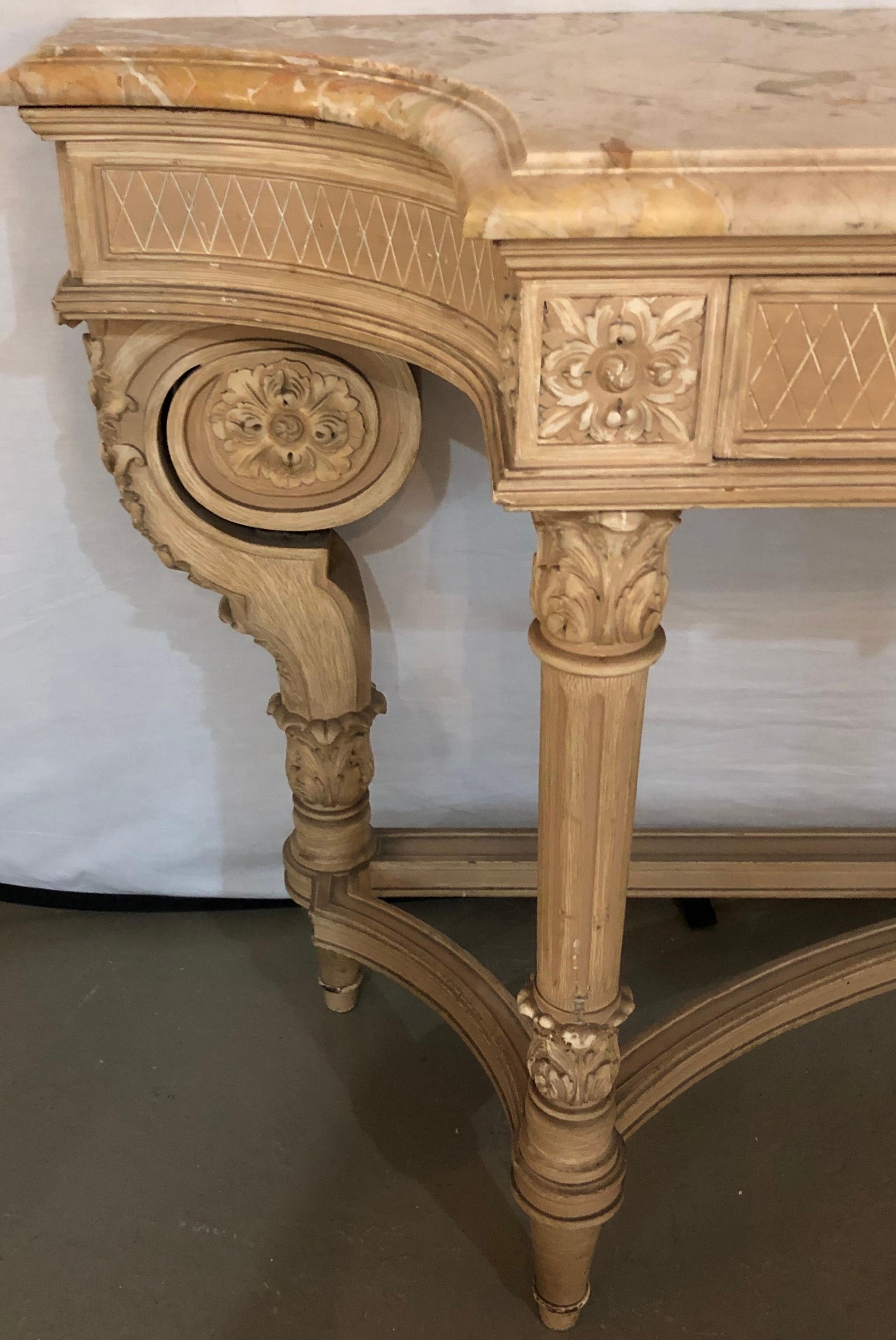 Ancienne table d'appoint ou console de style Louis XVI avec plateau en marbre Maison Jansen en vente 1