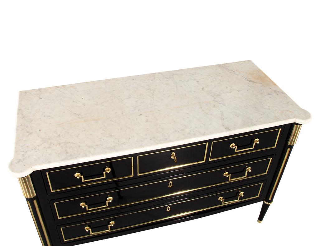 Commode ancienne de style Louis XVI à dessus en marbre noir 1