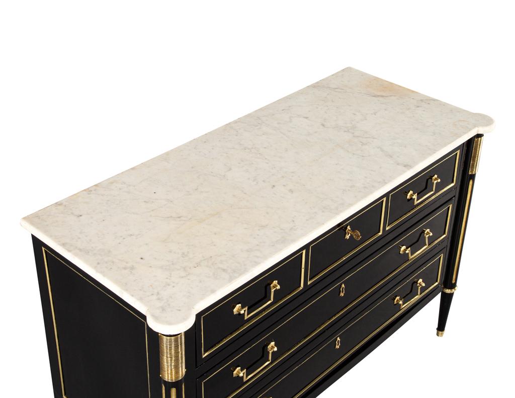Commode ancienne de style Louis XVI à dessus en marbre noir 2