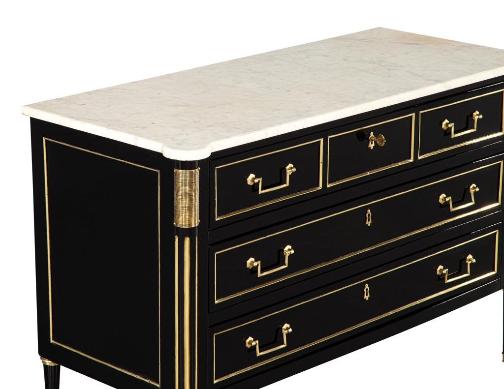 Commode ancienne de style Louis XVI à dessus en marbre noir 3