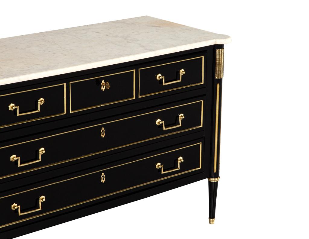 Commode ancienne de style Louis XVI à dessus en marbre noir 5