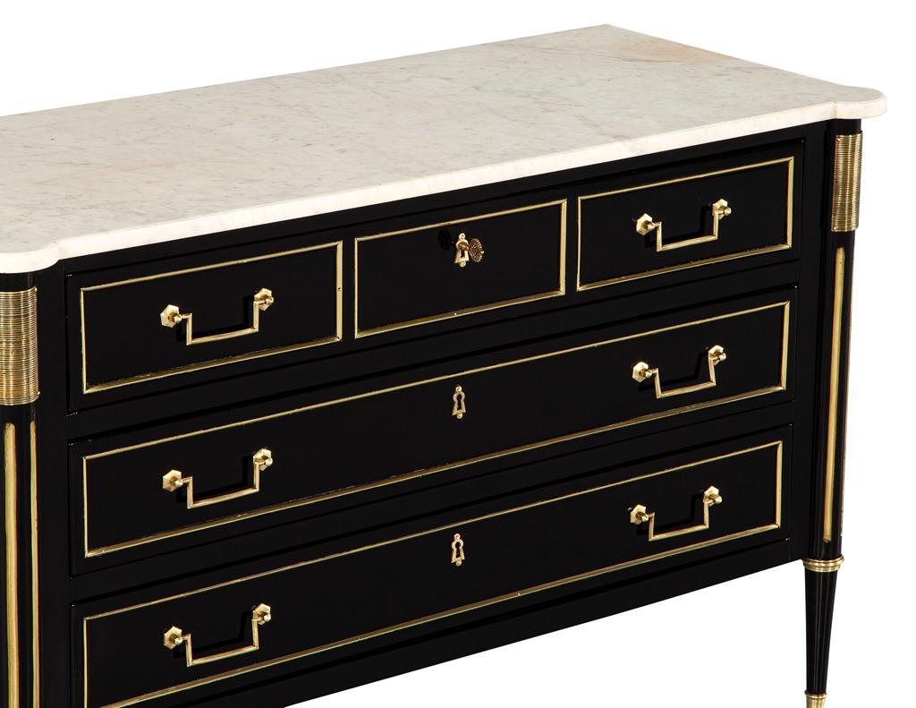 Commode ancienne de style Louis XVI à dessus en marbre noir 6