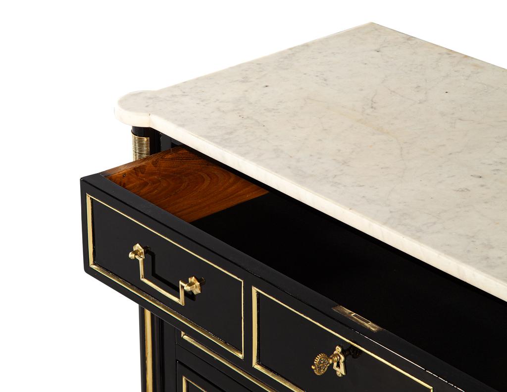 Commode ancienne de style Louis XVI à dessus en marbre noir 7