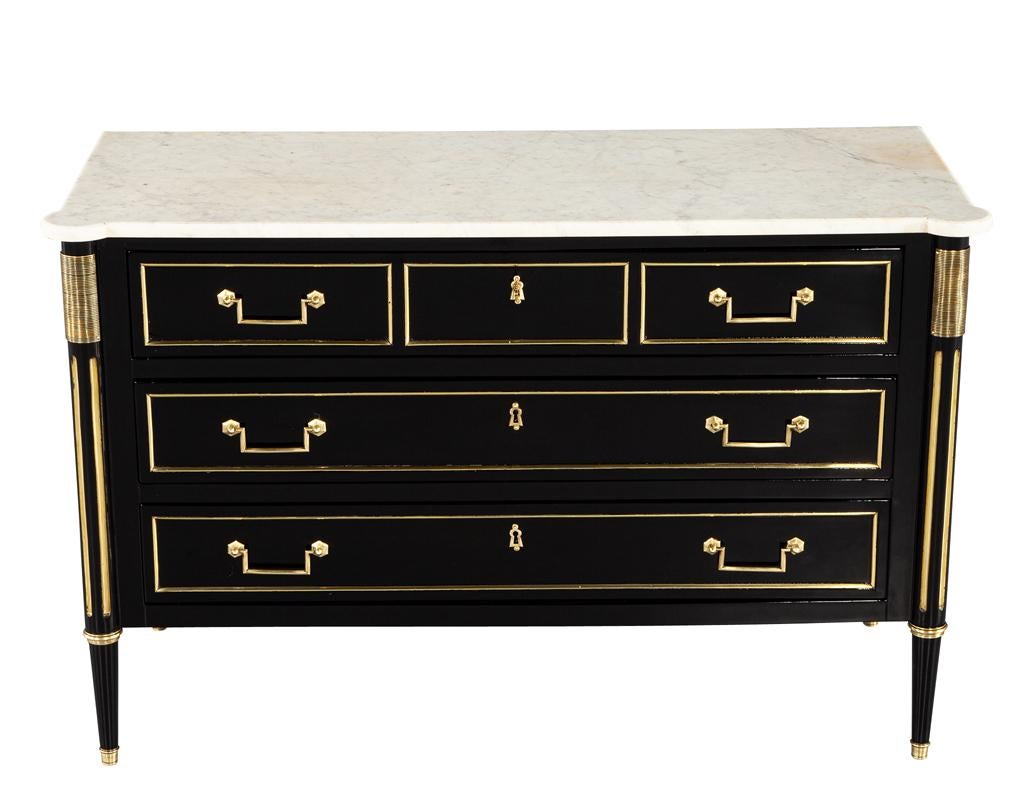 Français Commode ancienne de style Louis XVI à dessus en marbre noir