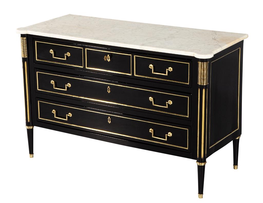 Commode ancienne de style Louis XVI à dessus en marbre noir Bon état à North York, ON