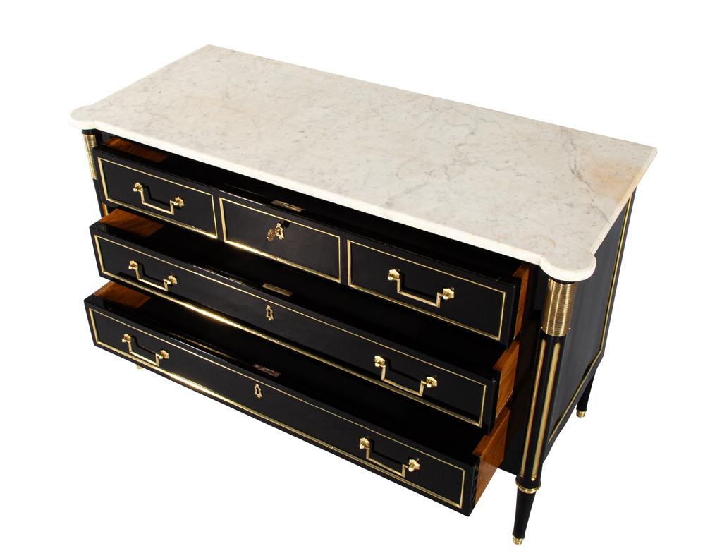 Laiton Commode ancienne de style Louis XVI à dessus en marbre noir