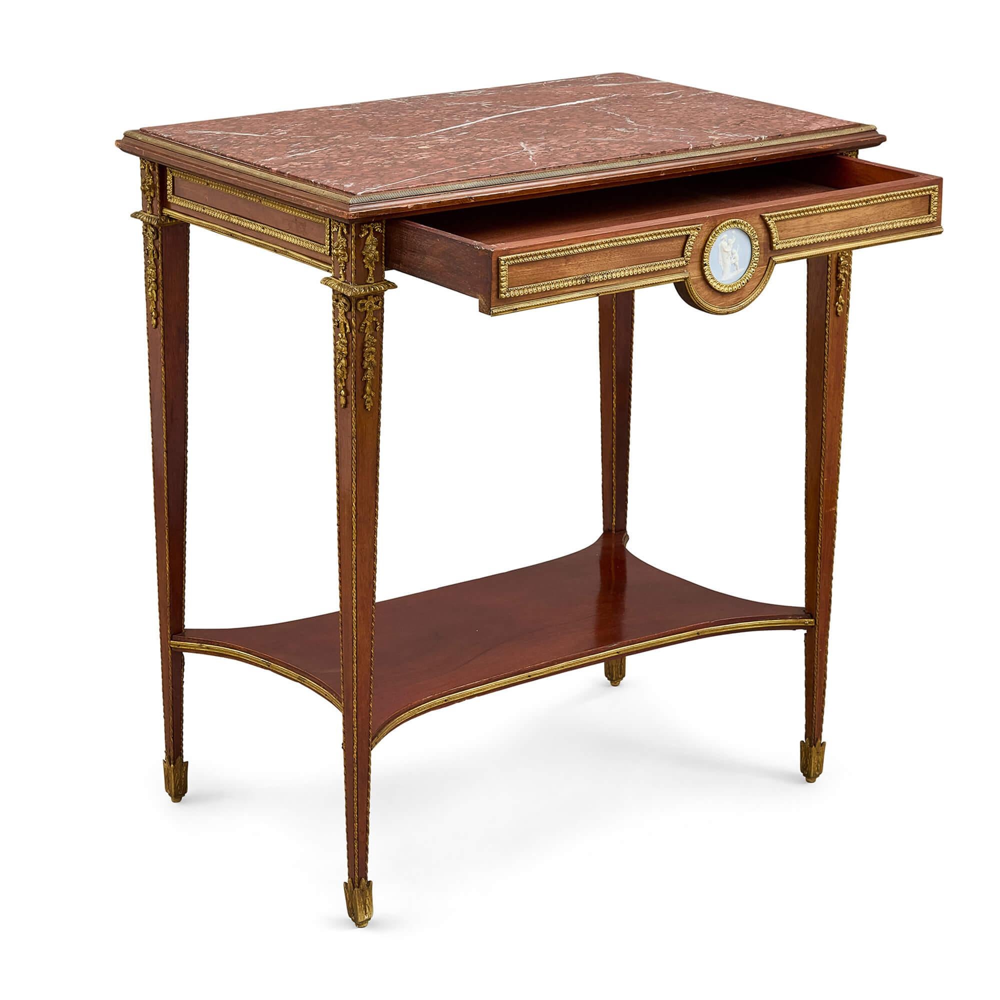 Table d'appoint ancienne Louis XVI en bronze doré et jasperware 
Français, fin du 19e siècle 
Hauteur 76 cm, largeur 69 cm, profondeur 44 cm

Cette table d'appoint de la fin du XIXe siècle s'inspire de l'esthétique raffinée du style Louis XVI, très