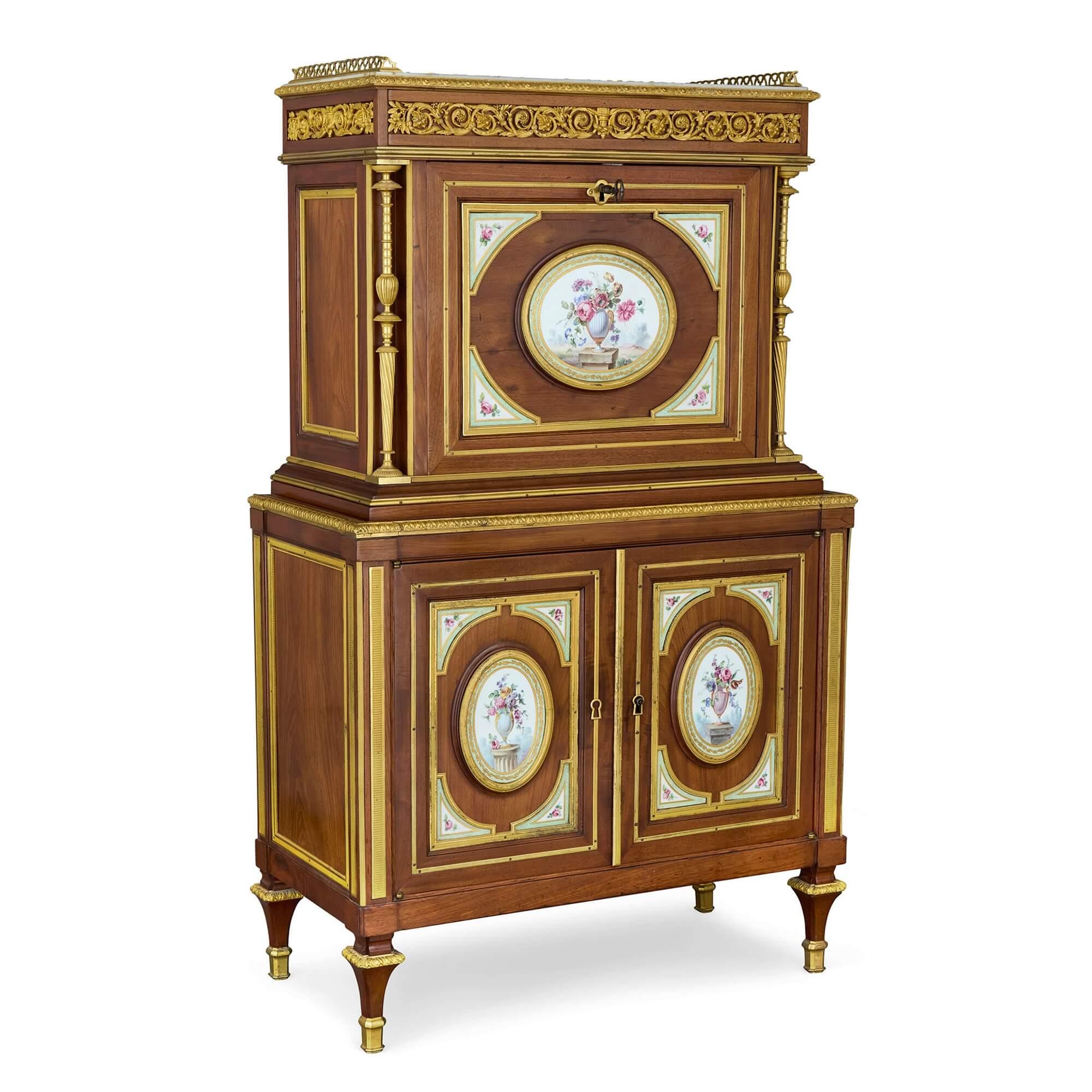 Secrétaire ancien de style Louis XVI monté en bronze doré et porcelaine de Sèvres
Français, C.I.C.
Hauteur 127 cm, largeur 76 cm, profondeur 37 cm

Ce magnifique secrétaire a été fabriqué vers 1840 à partir d'une sélection de porcelaine de Sèvres et