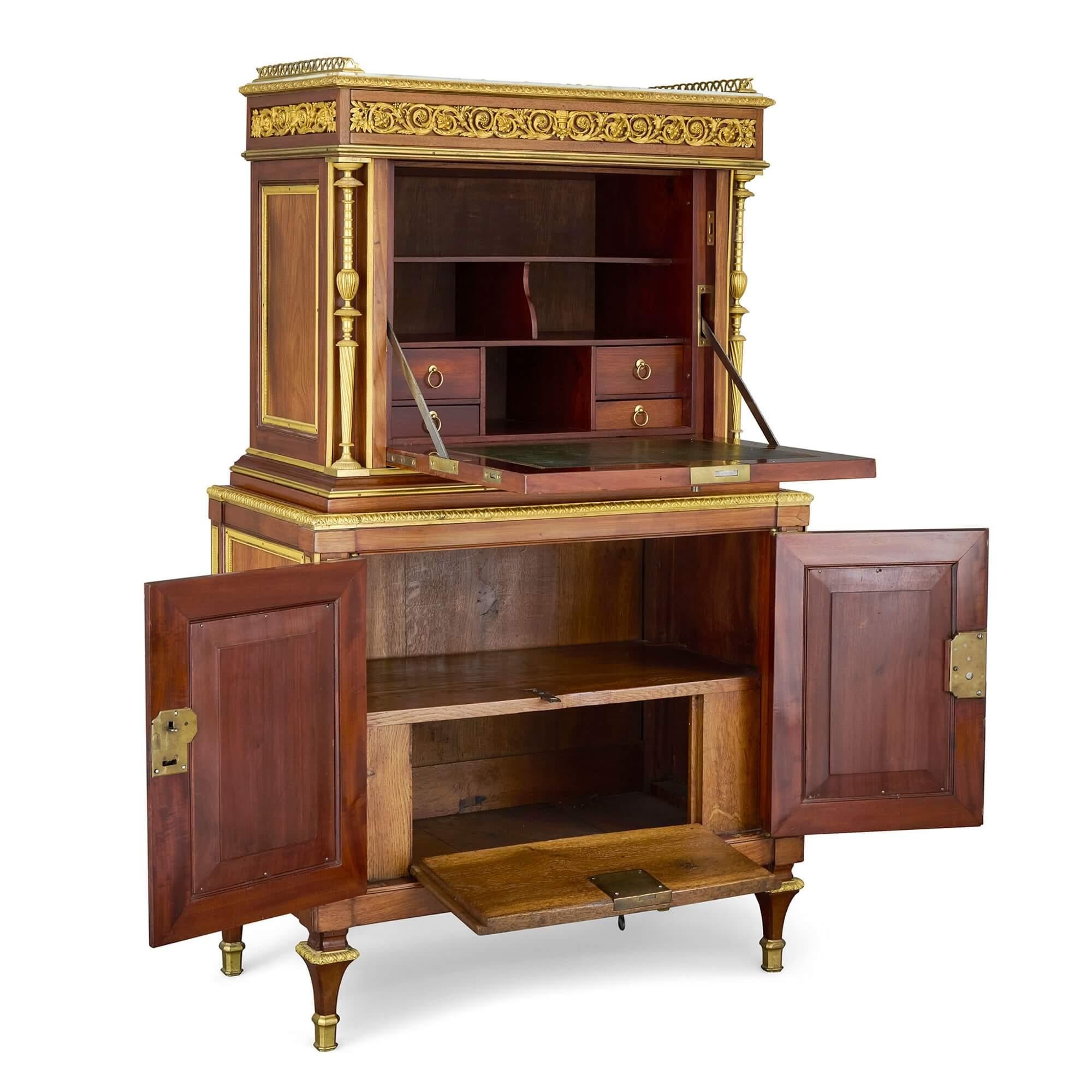 Français Secrétaire ancien de style Louis XVI monté en bronze doré et porcelaine de Sèvres en vente