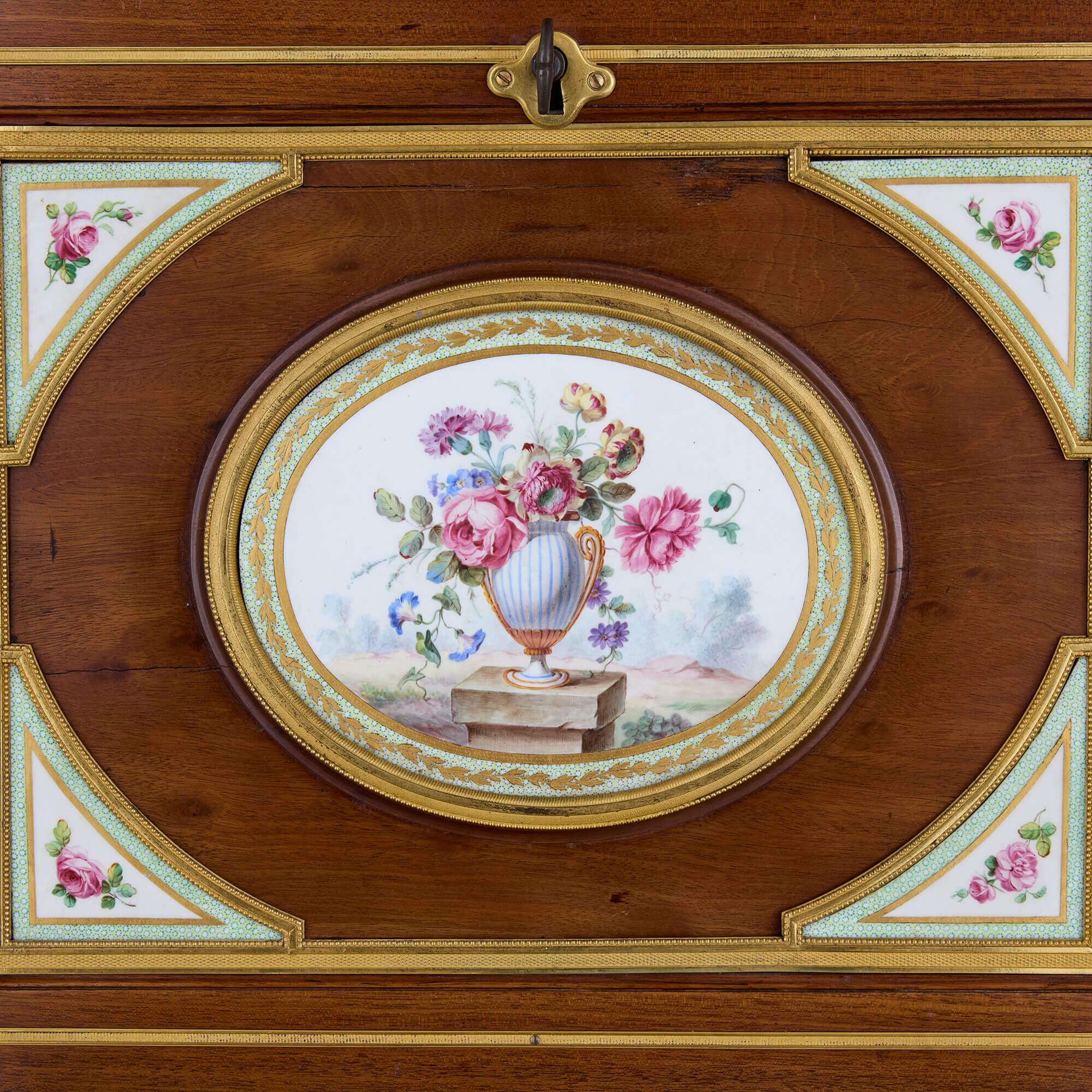 Moulage Secrétaire ancien de style Louis XVI monté en bronze doré et porcelaine de Sèvres en vente