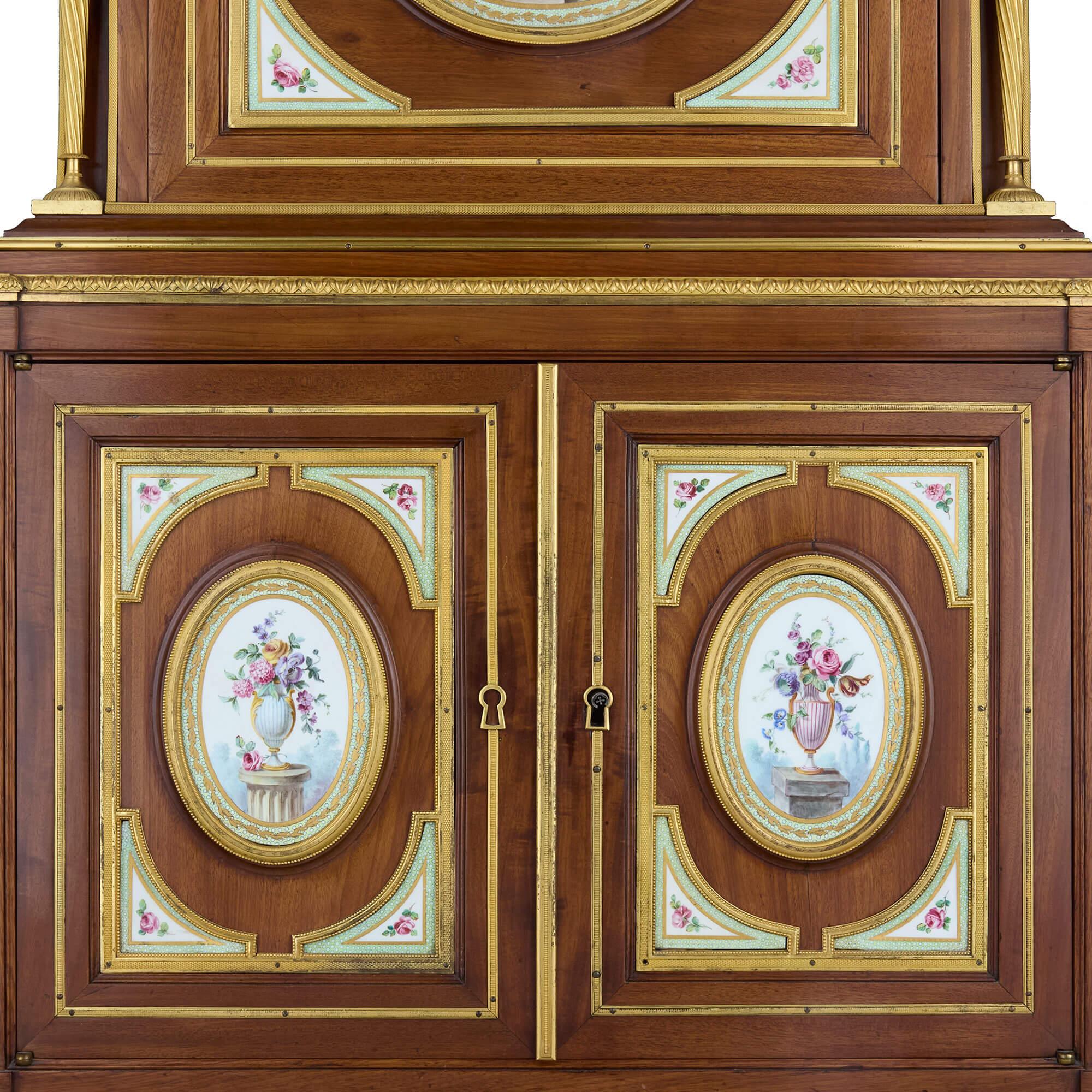 Secrétaire ancien de style Louis XVI monté en bronze doré et porcelaine de Sèvres Bon état - En vente à London, GB