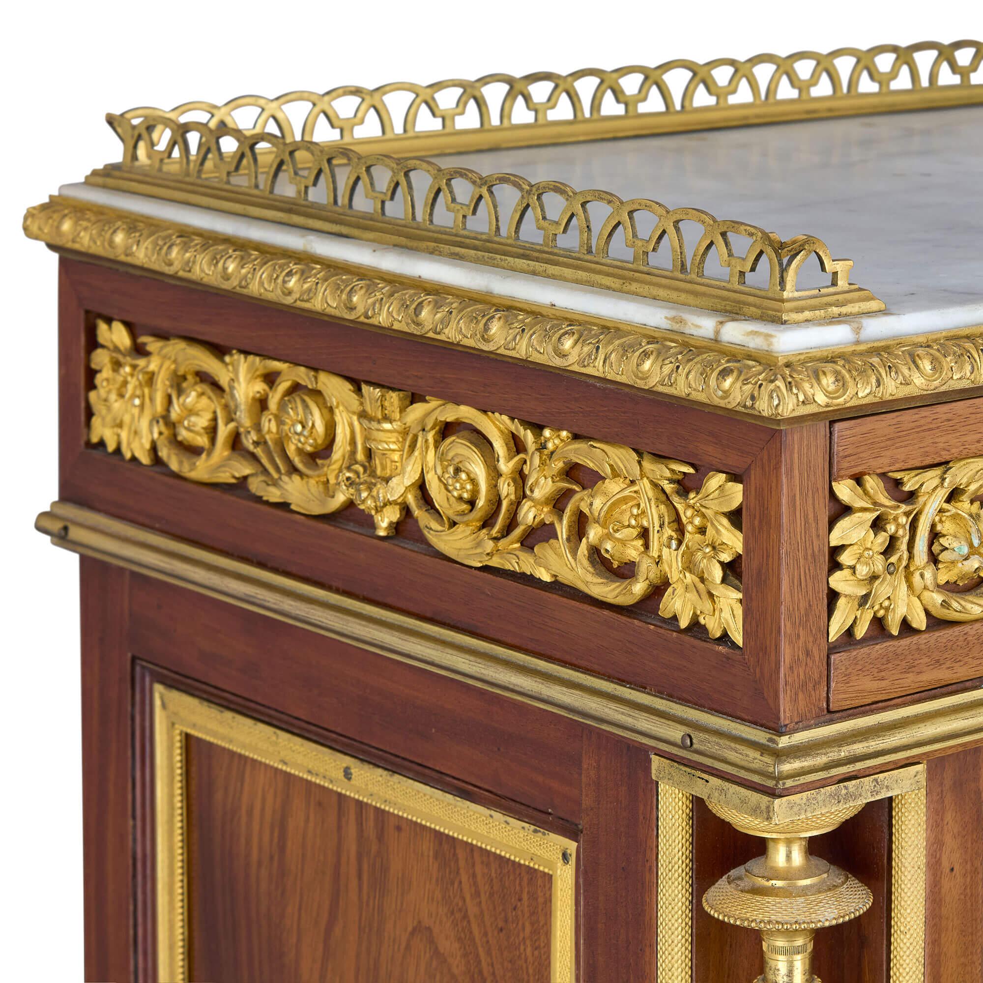 Secrétaire ancien de style Louis XVI monté en bronze doré et porcelaine de Sèvres en vente 2