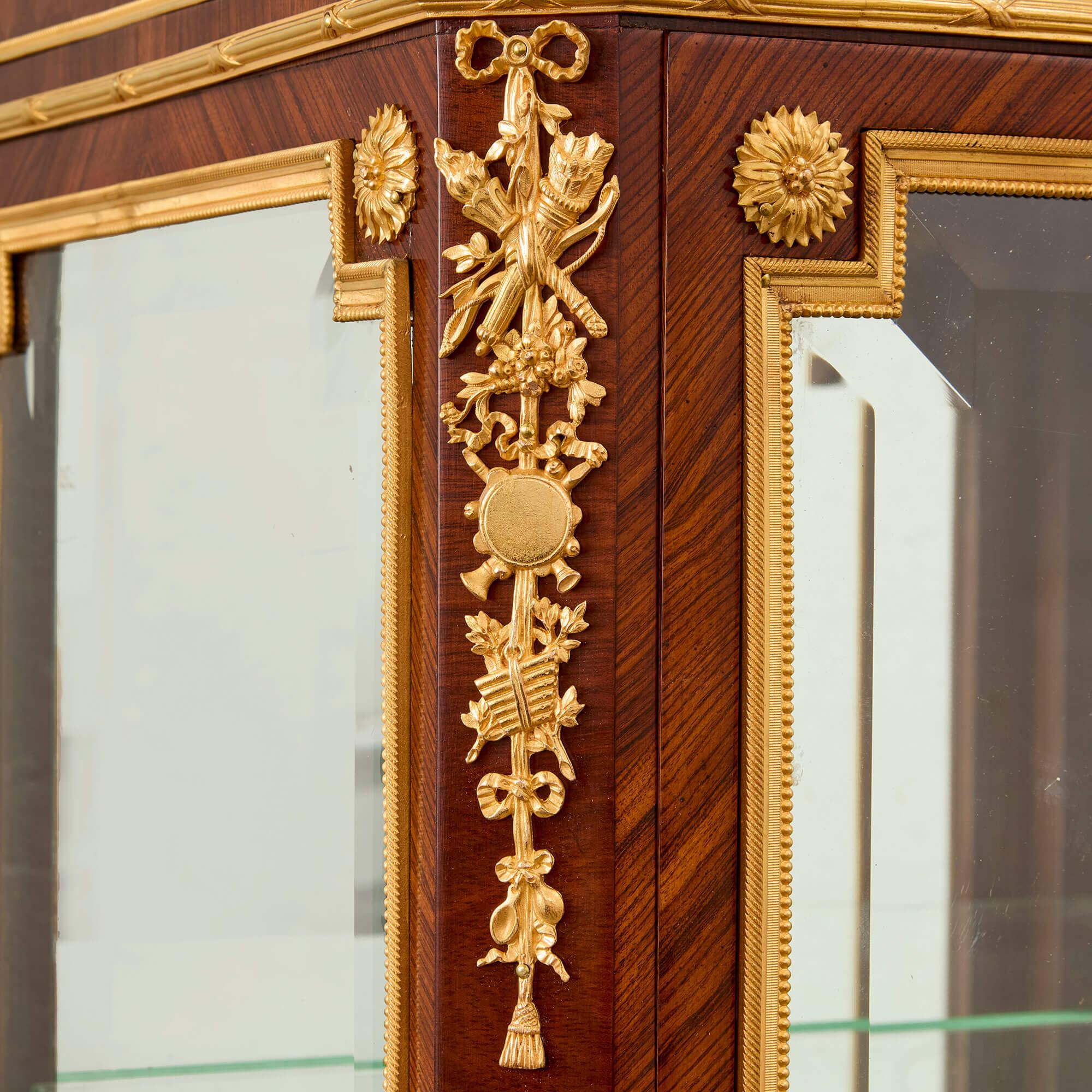 Francese Antico Vitrine in stile Luigi XVI in Ormolu, Marmo e Parquet in vendita