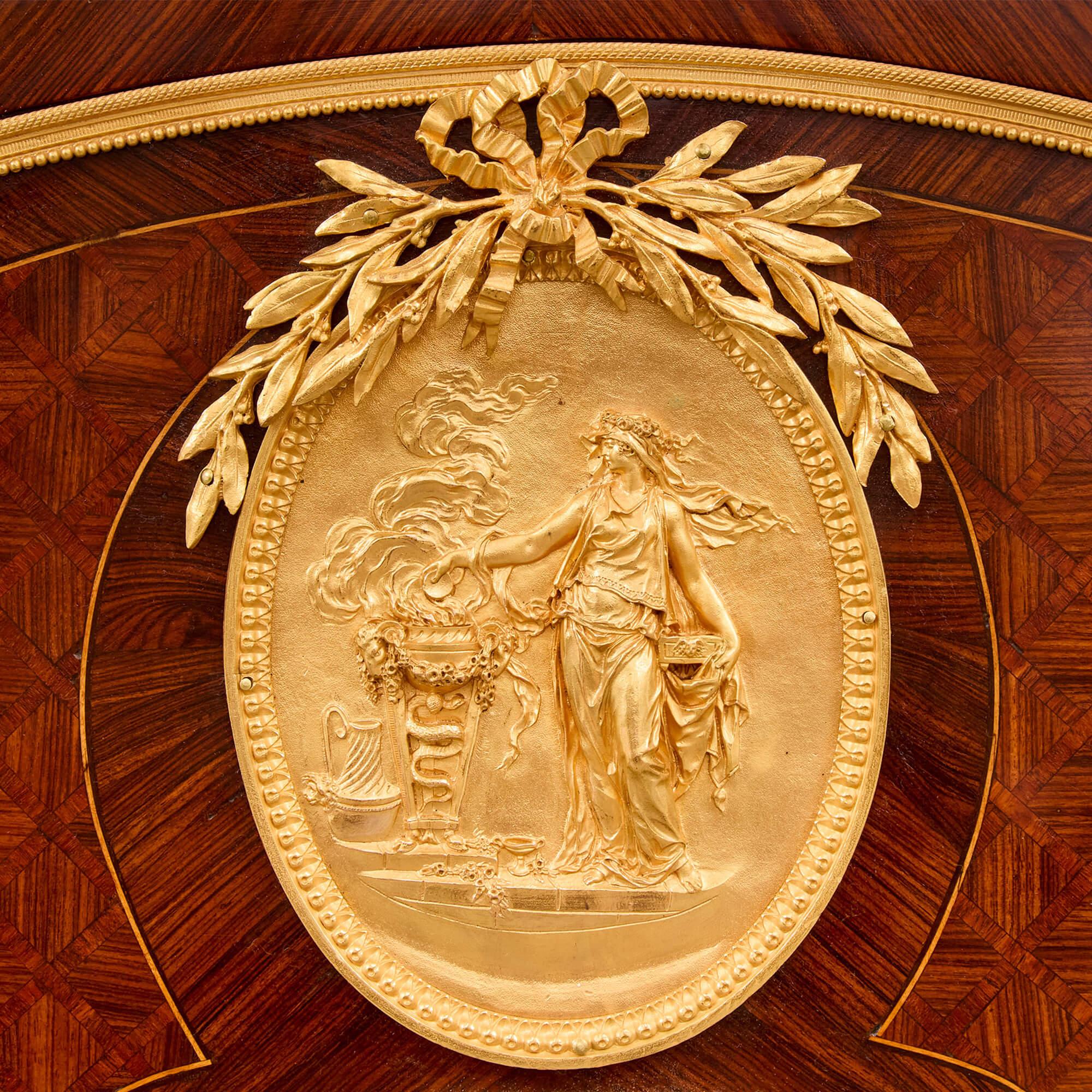 Calco Antico Vitrine in stile Luigi XVI in Ormolu, Marmo e Parquet in vendita