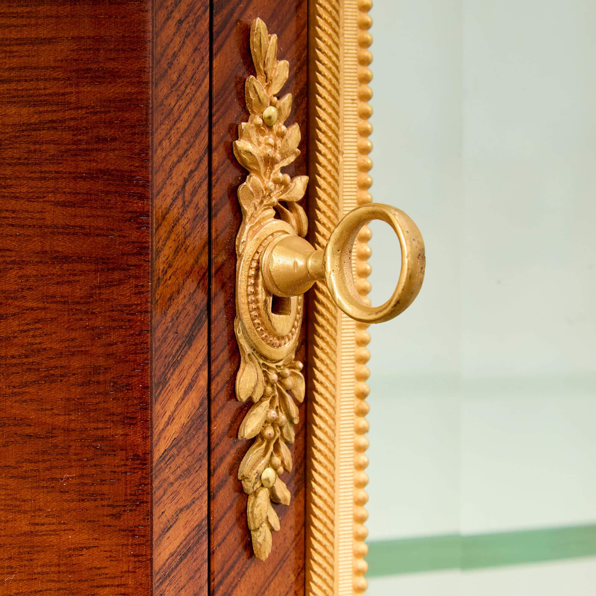 Antico Vitrine in stile Luigi XVI in Ormolu, Marmo e Parquet In condizioni buone in vendita a London, GB