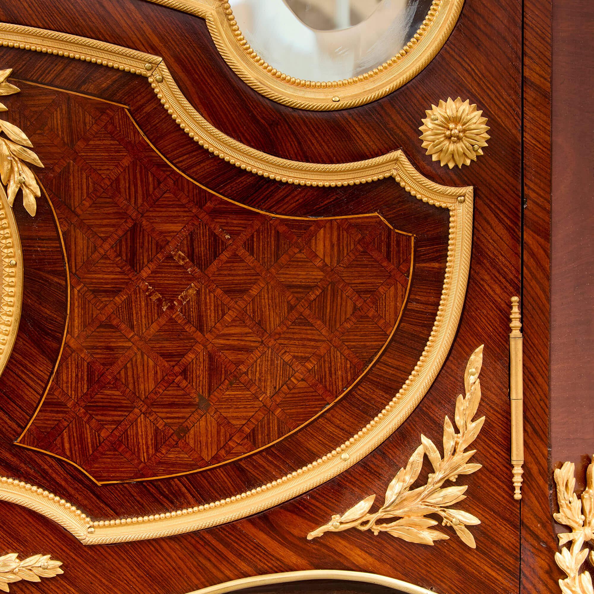 XIX secolo Antico Vitrine in stile Luigi XVI in Ormolu, Marmo e Parquet in vendita