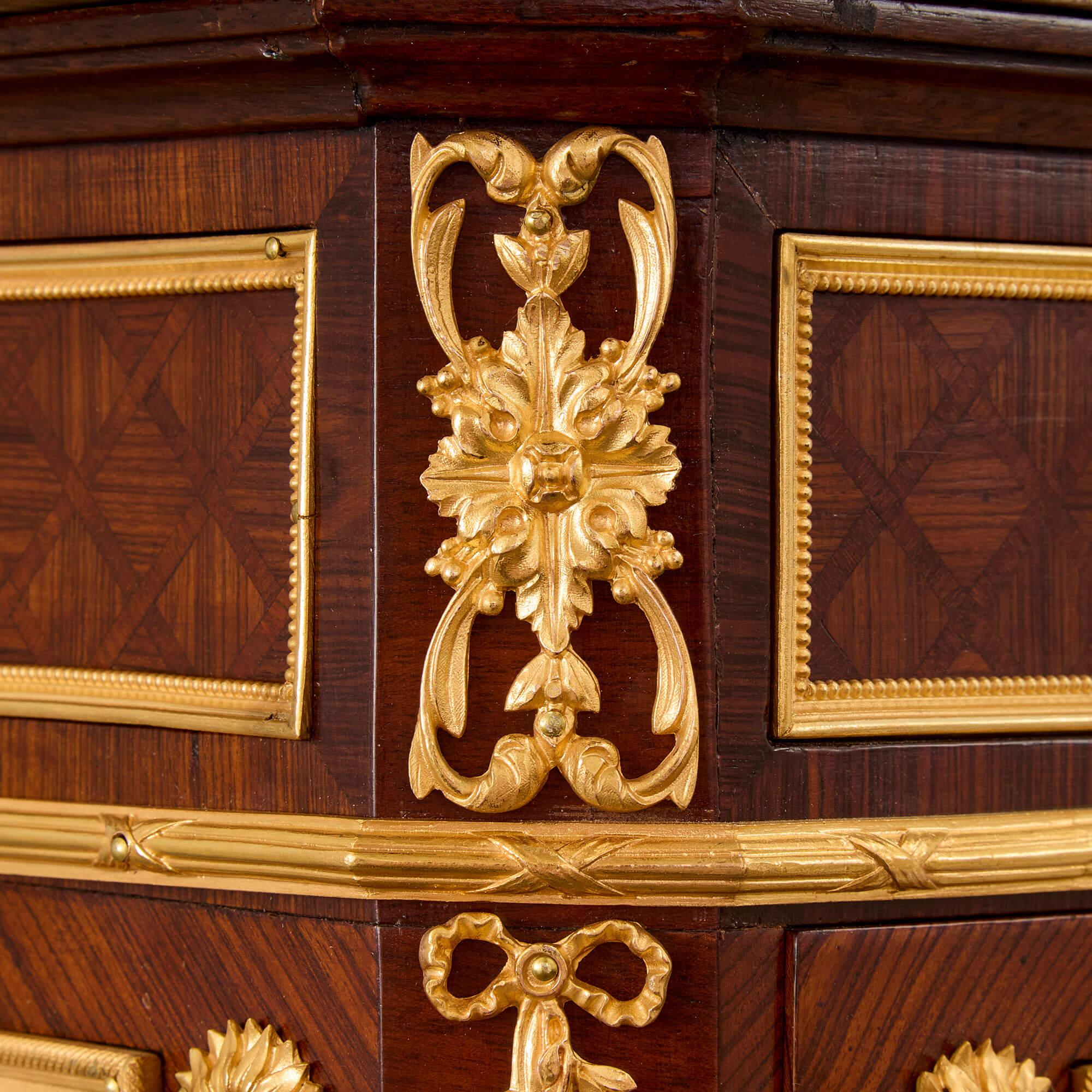 Vetro Antico Vitrine in stile Luigi XVI in Ormolu, Marmo e Parquet in vendita