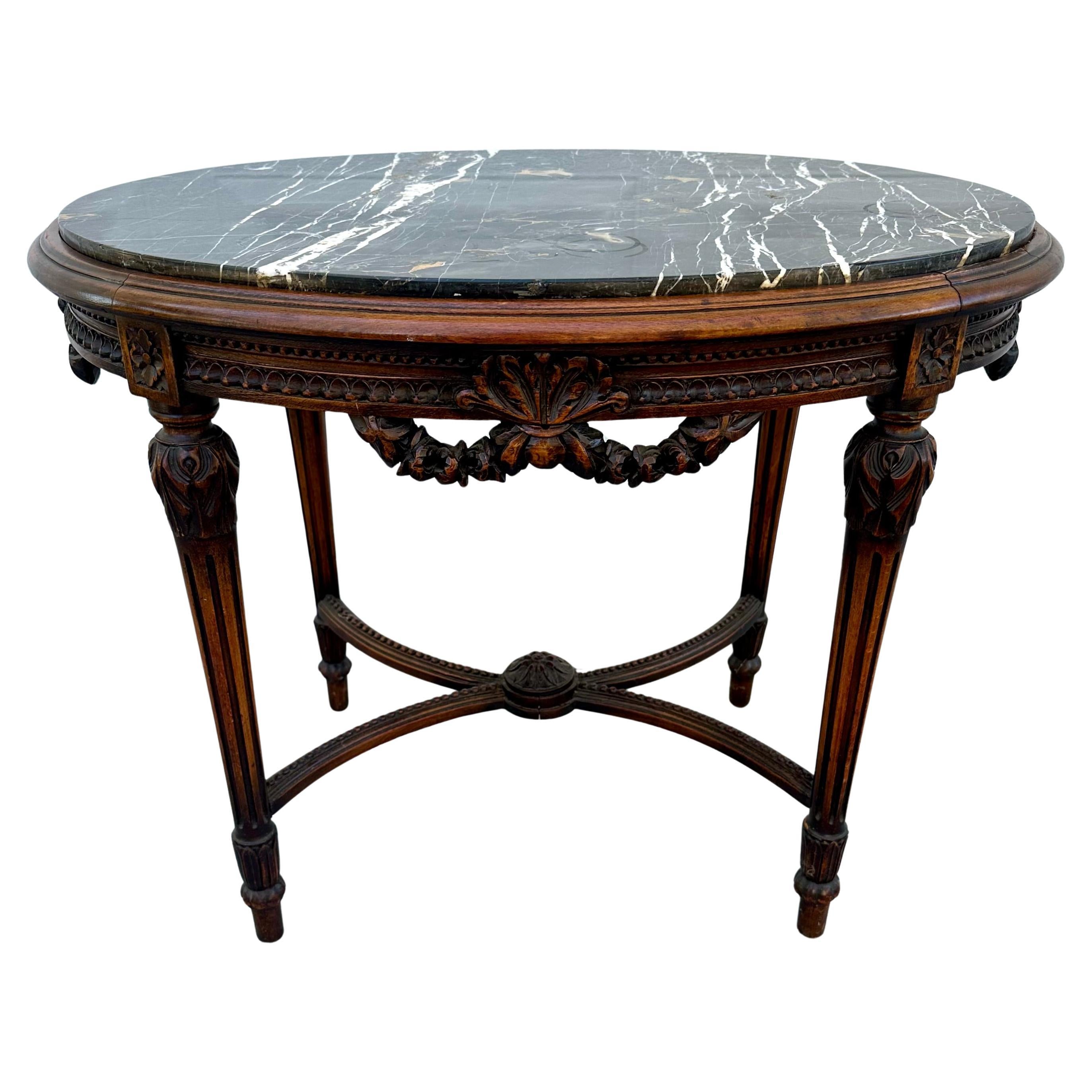 Antigua mesa auxiliar ovalada de caoba tallada con tapa de mármol, estilo Luis XVI