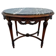 Ancienne table d'appoint de style Louis XVI en acajou sculpté ovale avec plateau en marbre
