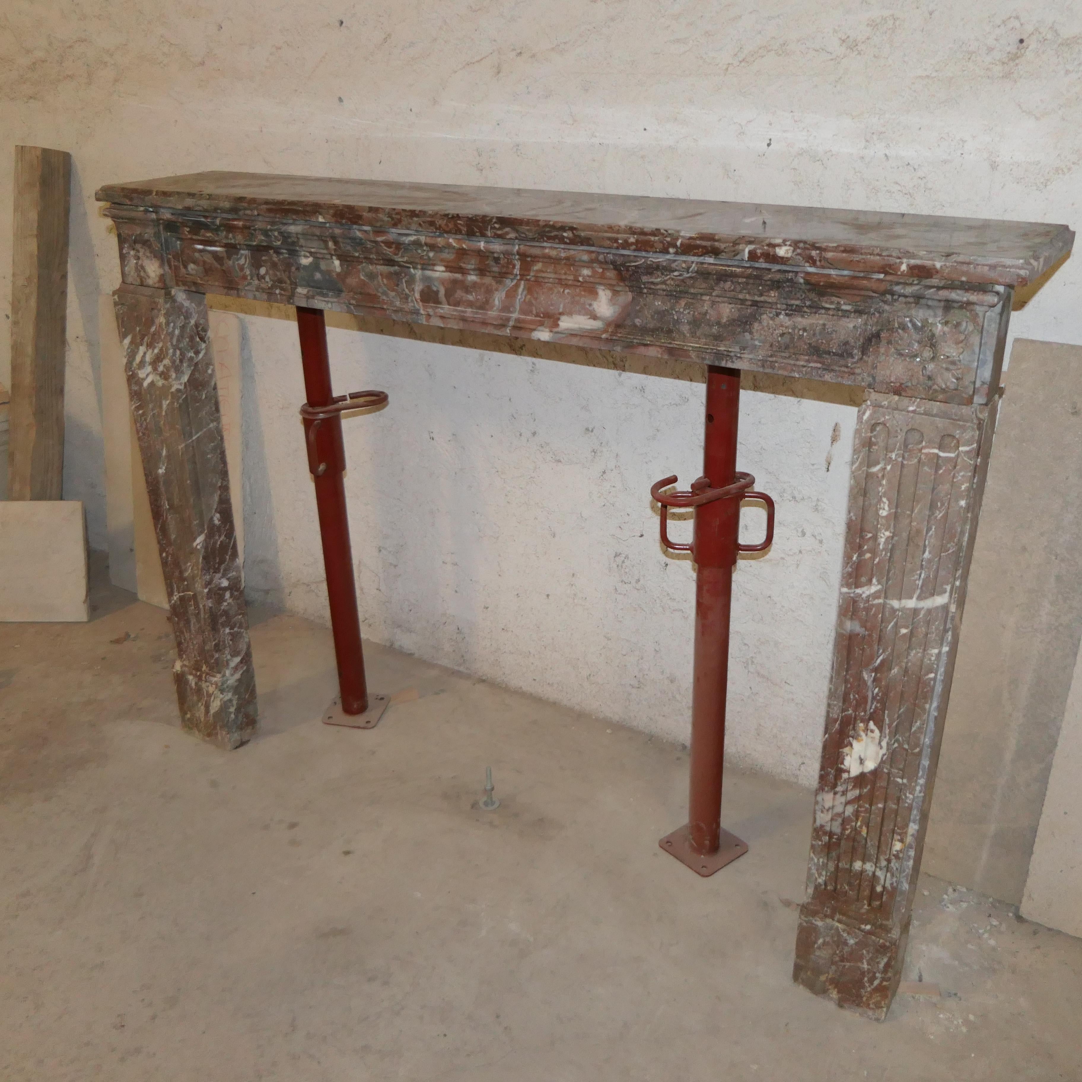 Francese Antico camino in marmo rosso in stile Luigi XVI in vendita