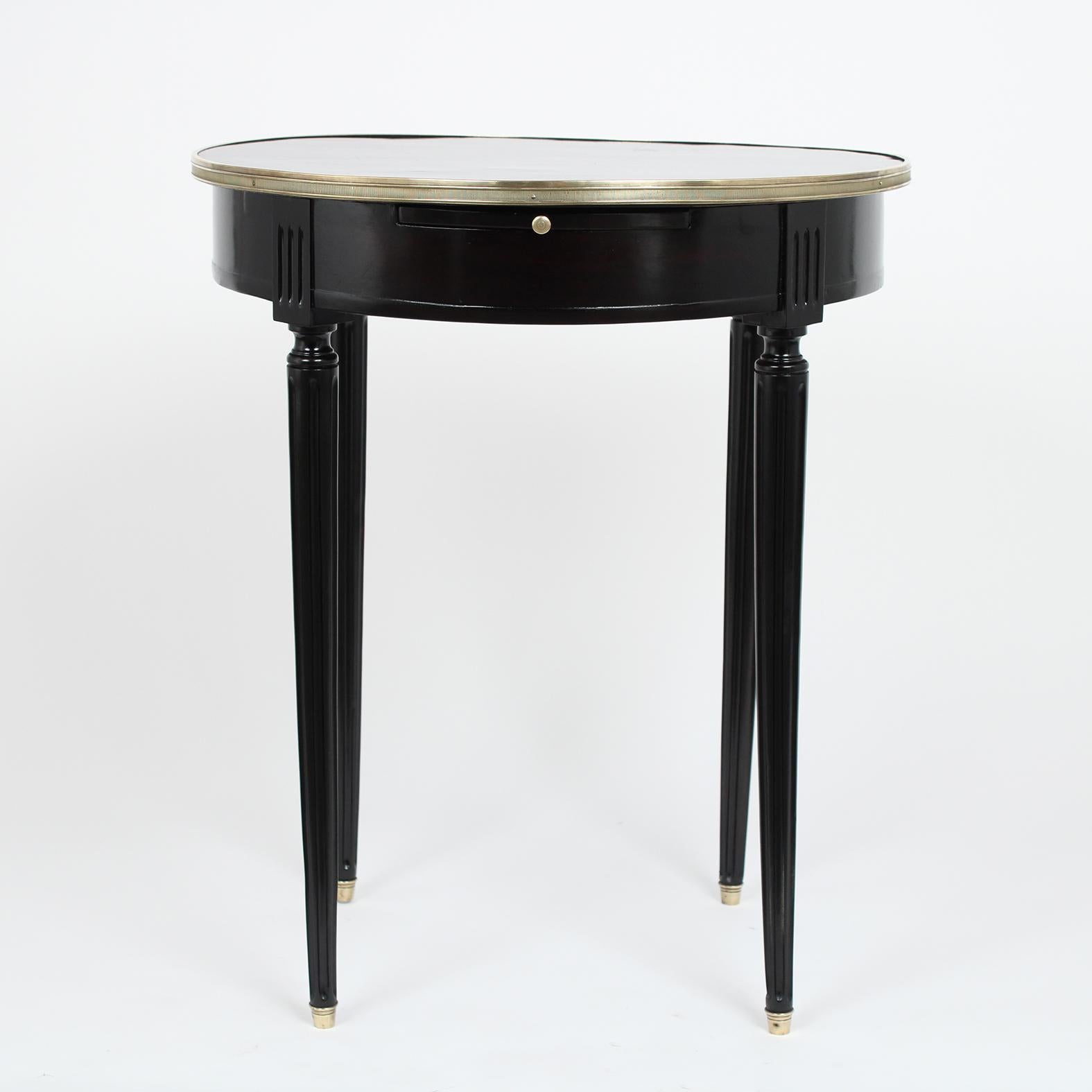 Antique Louis XVI Style Round Ebonized Side Table im Zustand „Gut“ in Los Angeles, CA