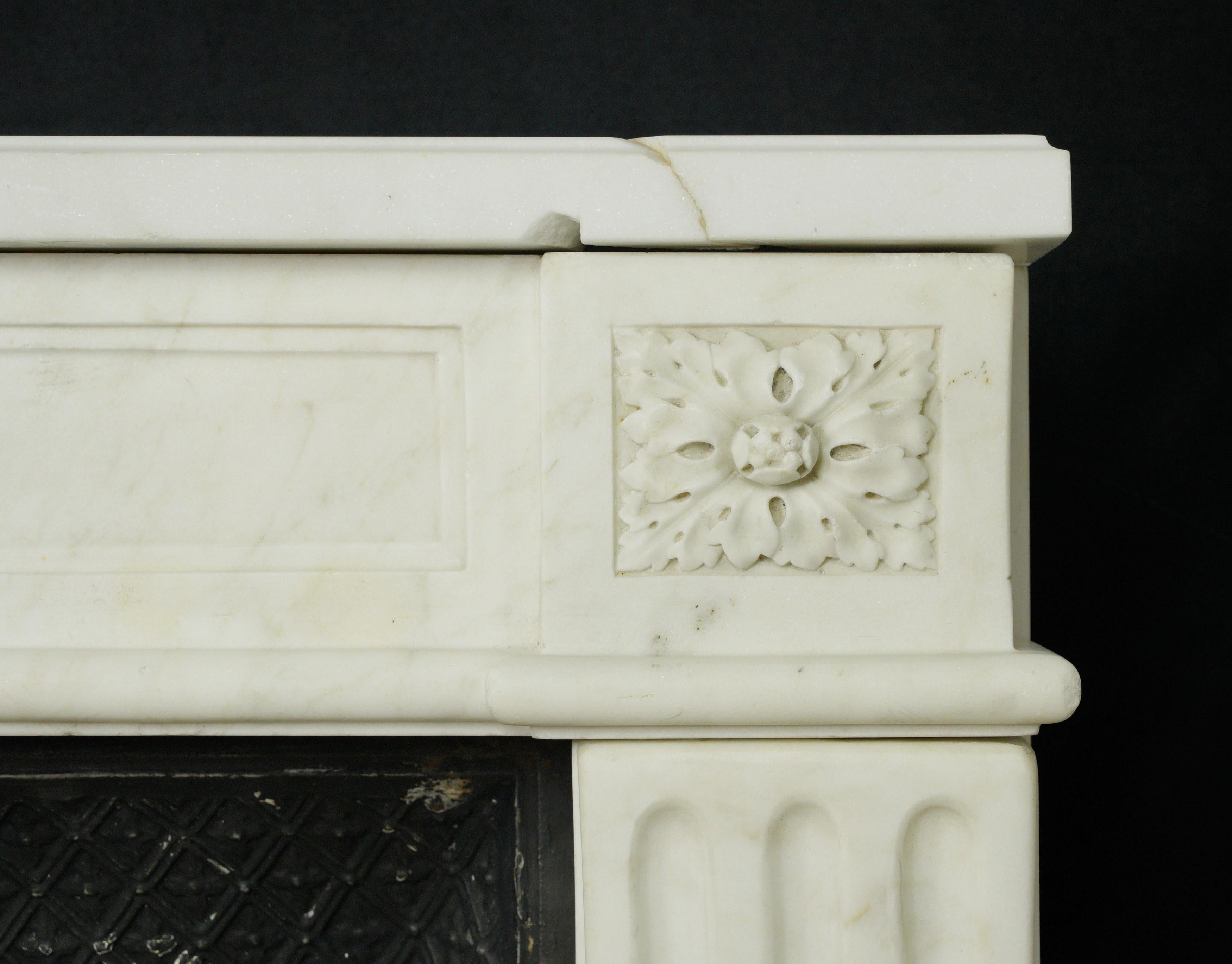 Cheminée ancienne de style Louis XVI en marbre blanc avec insert en fonte en vente 4