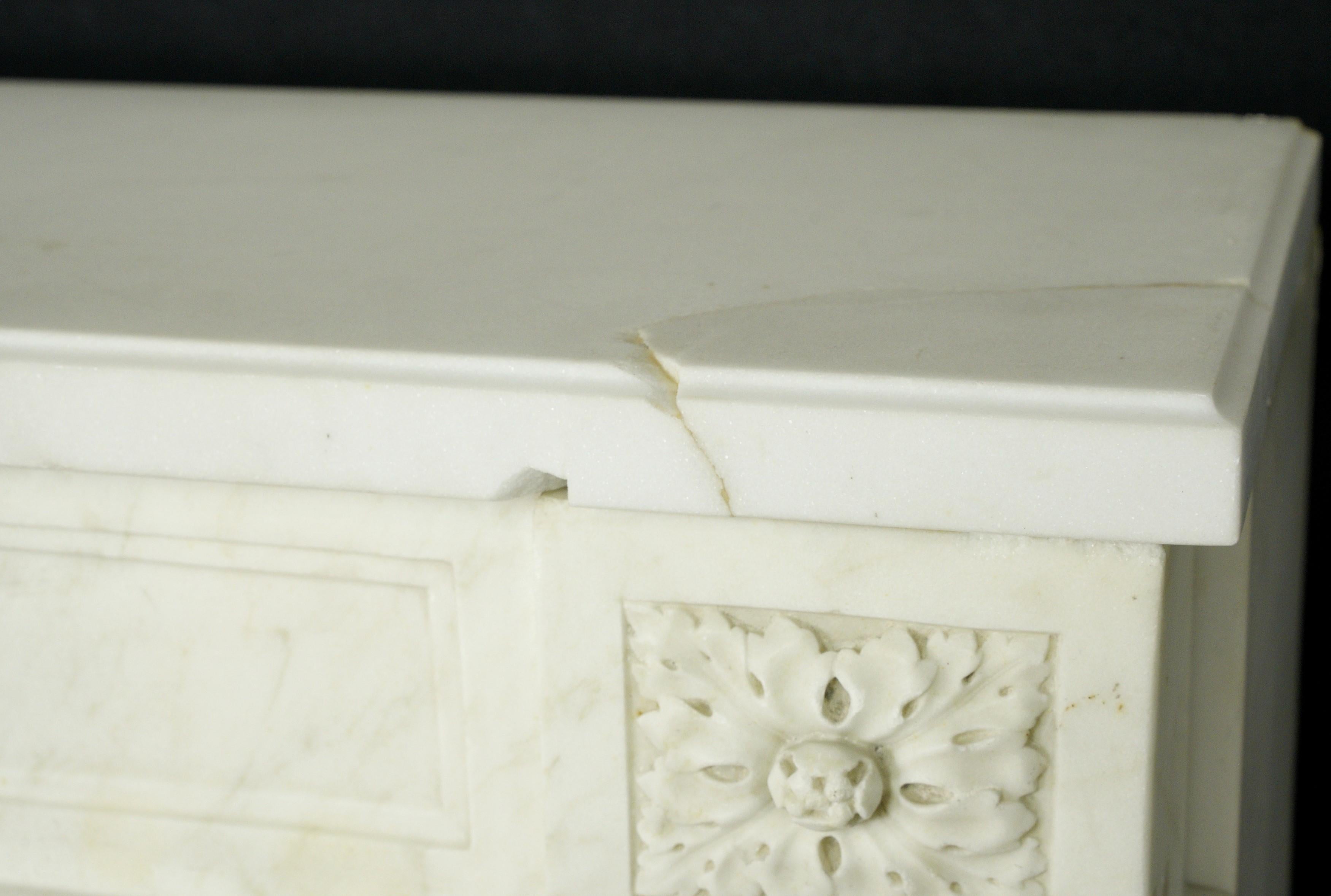 Antiker Kaminsims aus weißem Marmor im Louis-XVI.-Stil mit Gusseiseneinsatz im Angebot 4