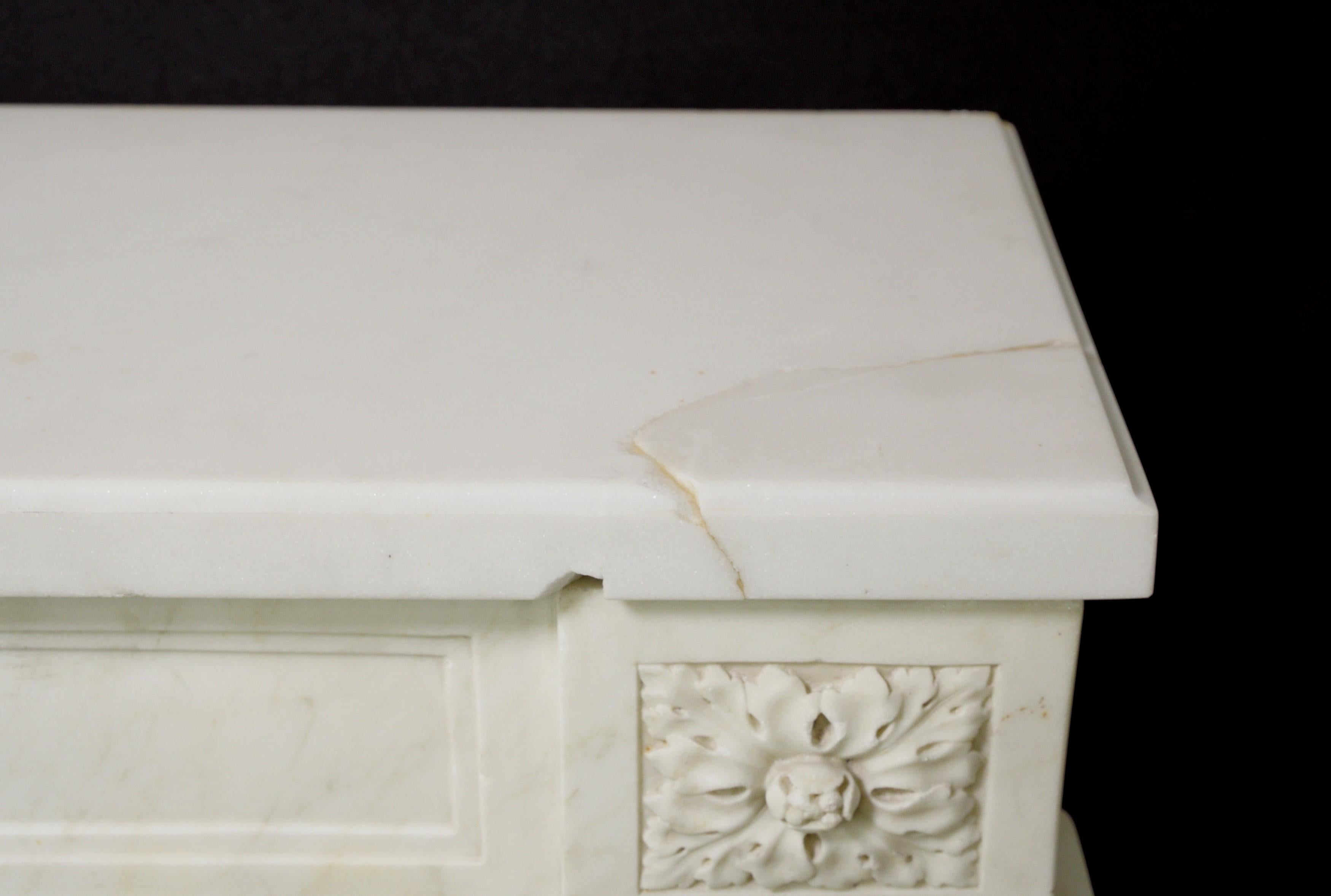 Cheminée ancienne de style Louis XVI en marbre blanc avec insert en fonte en vente 6