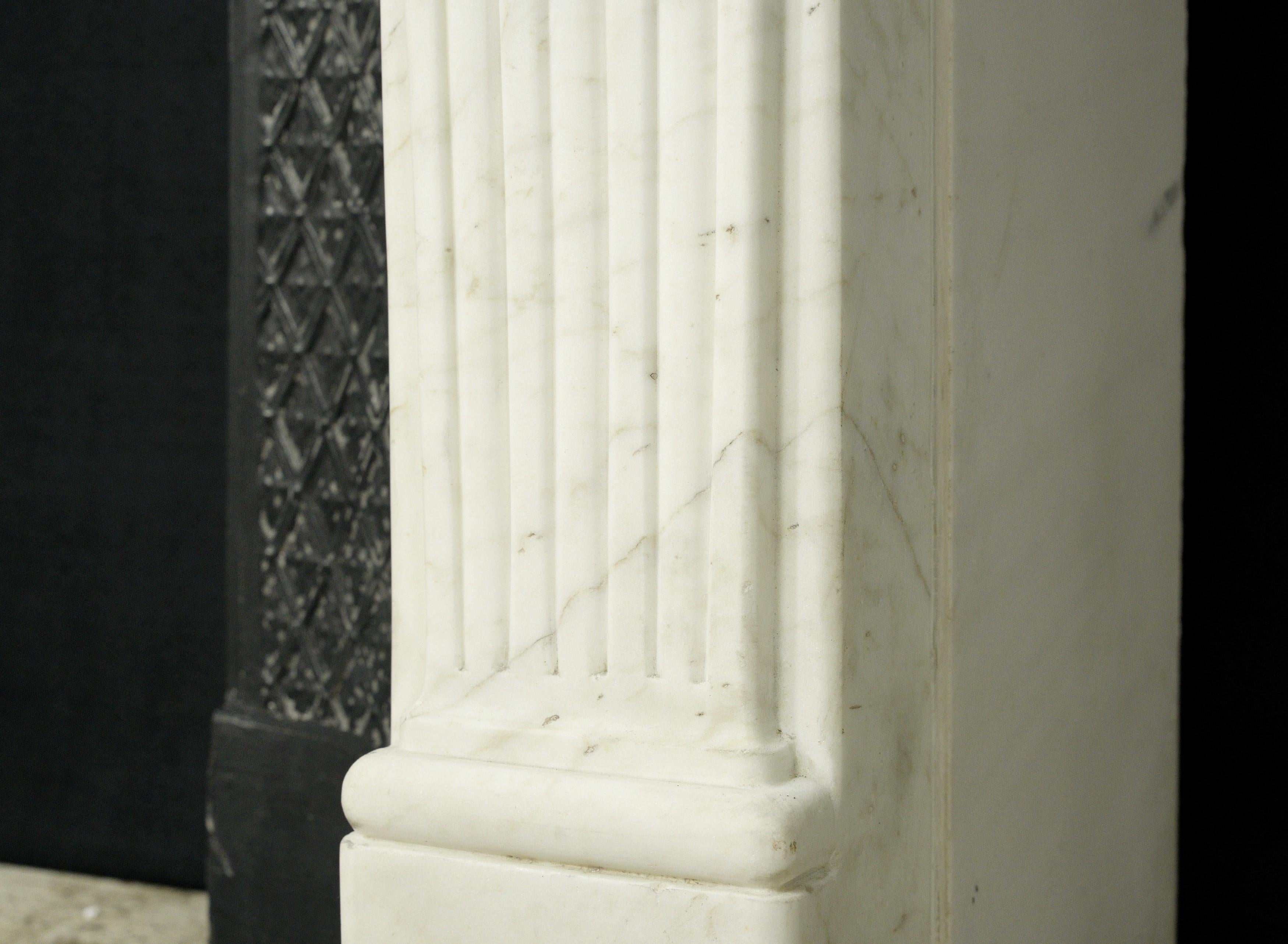 Antiker Kaminsims aus weißem Marmor im Louis-XVI.-Stil mit Gusseiseneinsatz im Angebot 6