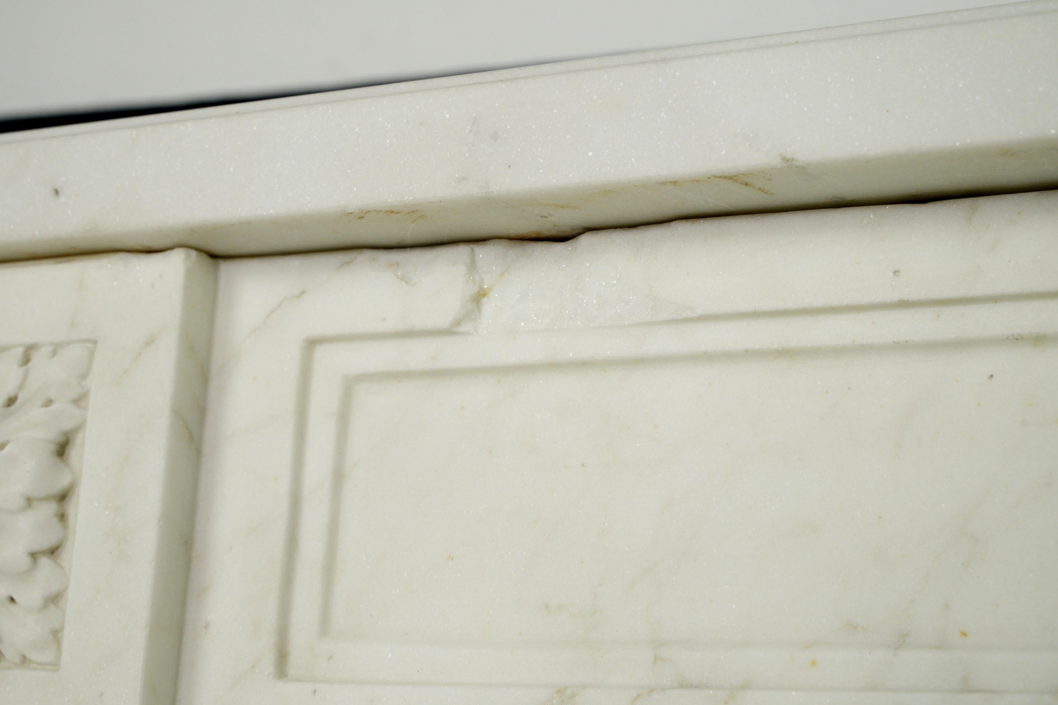 Antiker Kaminsims aus weißem Marmor im Louis-XVI.-Stil mit Gusseiseneinsatz im Angebot 9