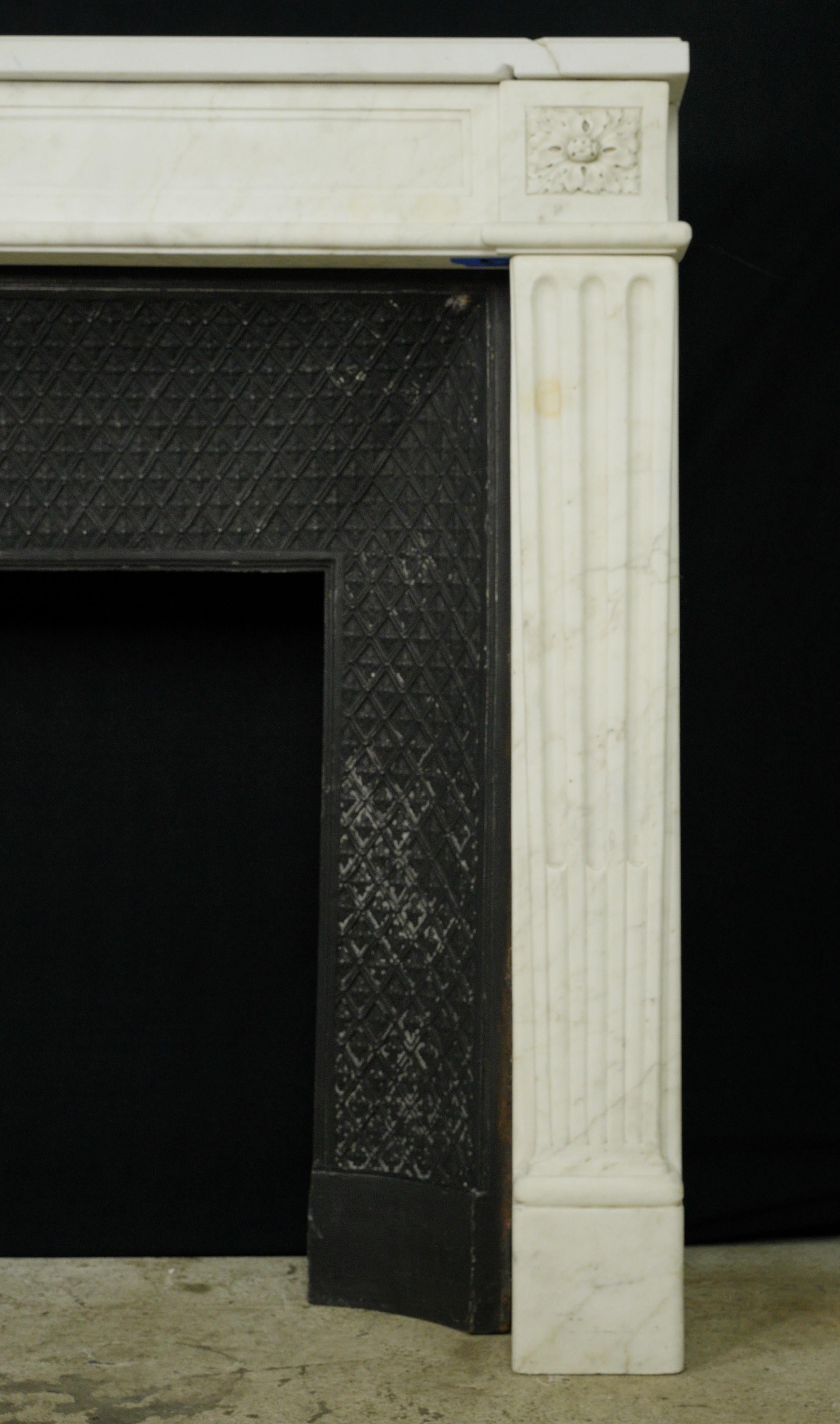 Antiker Kaminsims aus weißem Marmor im Louis-XVI.-Stil mit Gusseiseneinsatz im Zustand „Gut“ im Angebot in New York, NY