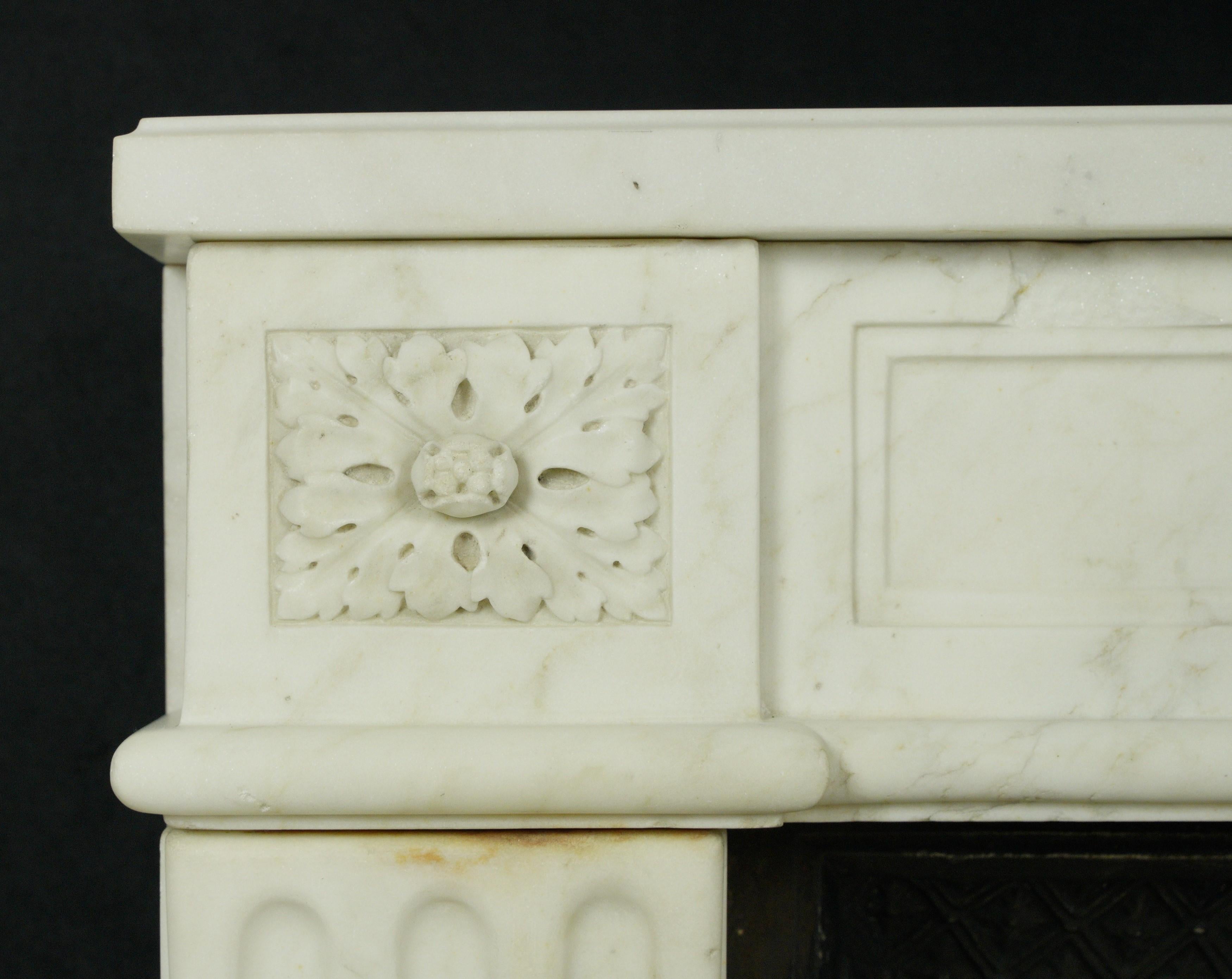 Antiker Kaminsims aus weißem Marmor im Louis-XVI.-Stil mit Gusseiseneinsatz (19. Jahrhundert) im Angebot