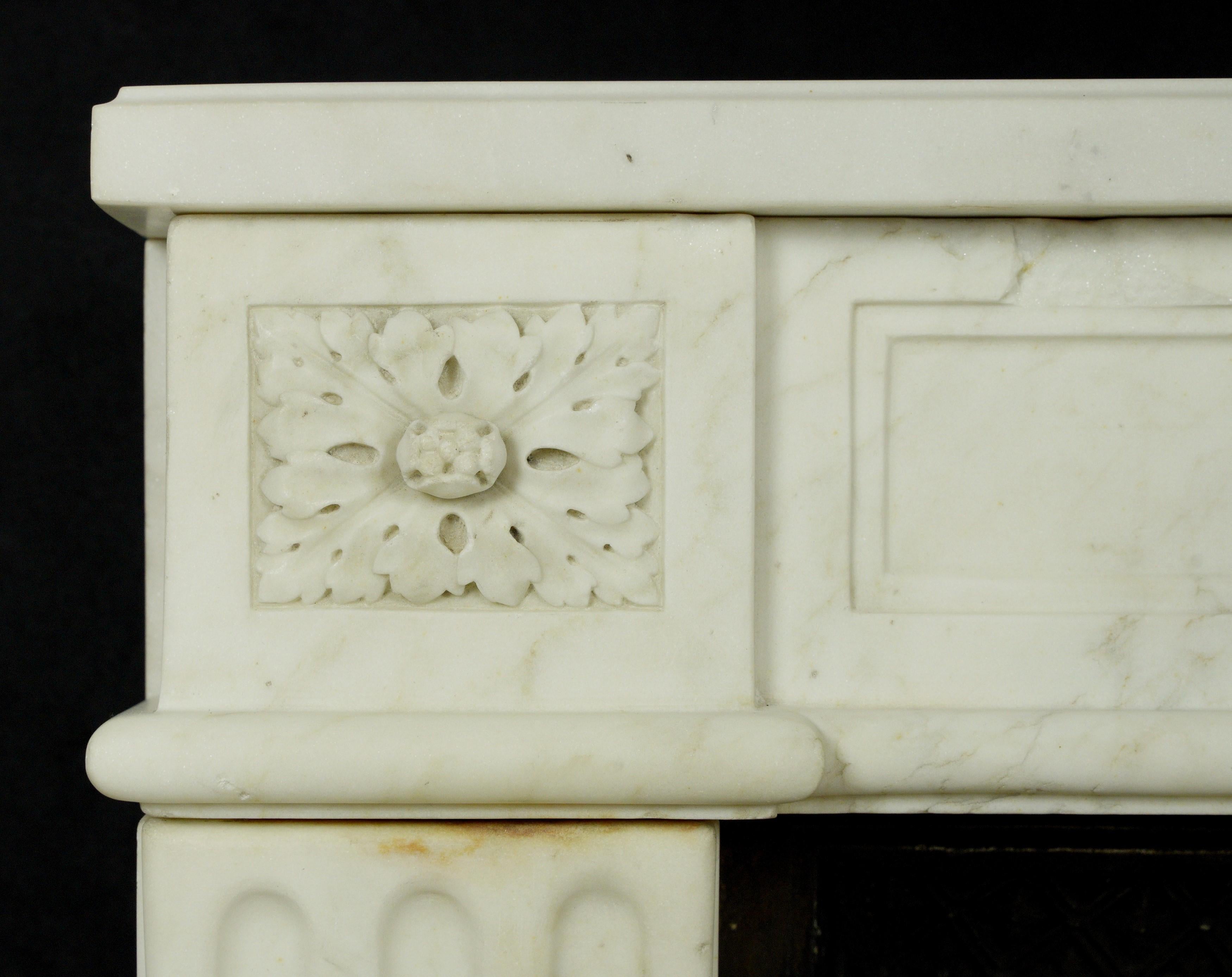 Cheminée ancienne de style Louis XVI en marbre blanc avec insert en fonte en vente 1