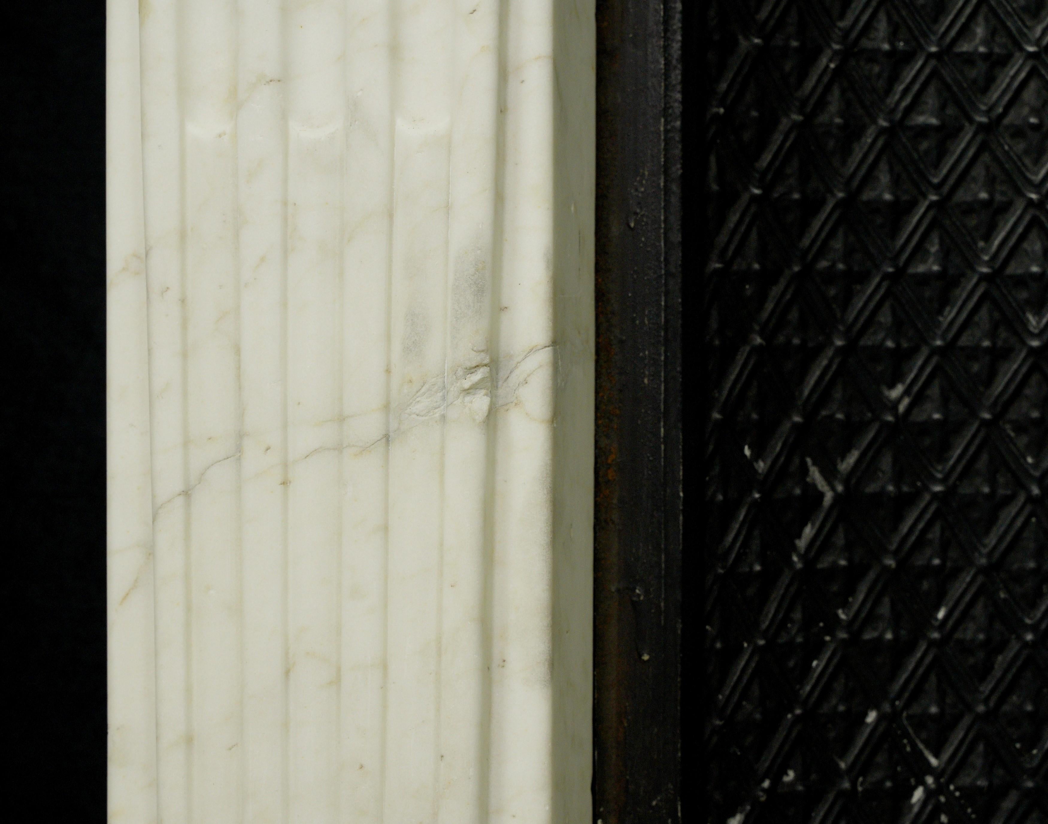 Antiker Kaminsims aus weißem Marmor im Louis-XVI.-Stil mit Gusseiseneinsatz im Angebot 1