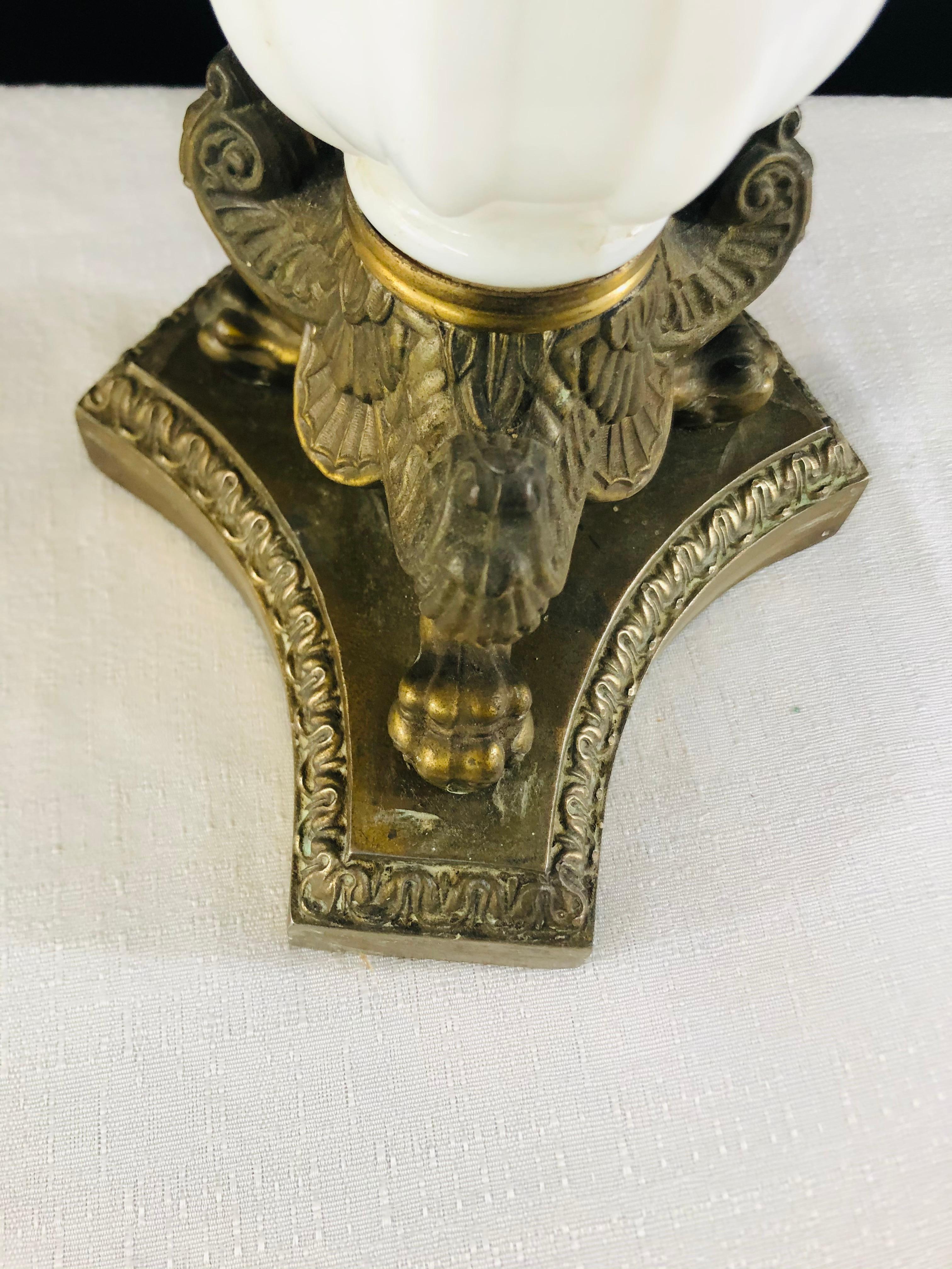 Lampe de bureau ancienne de style Louis XVI en verre opalin blanc et bronze en vente 4