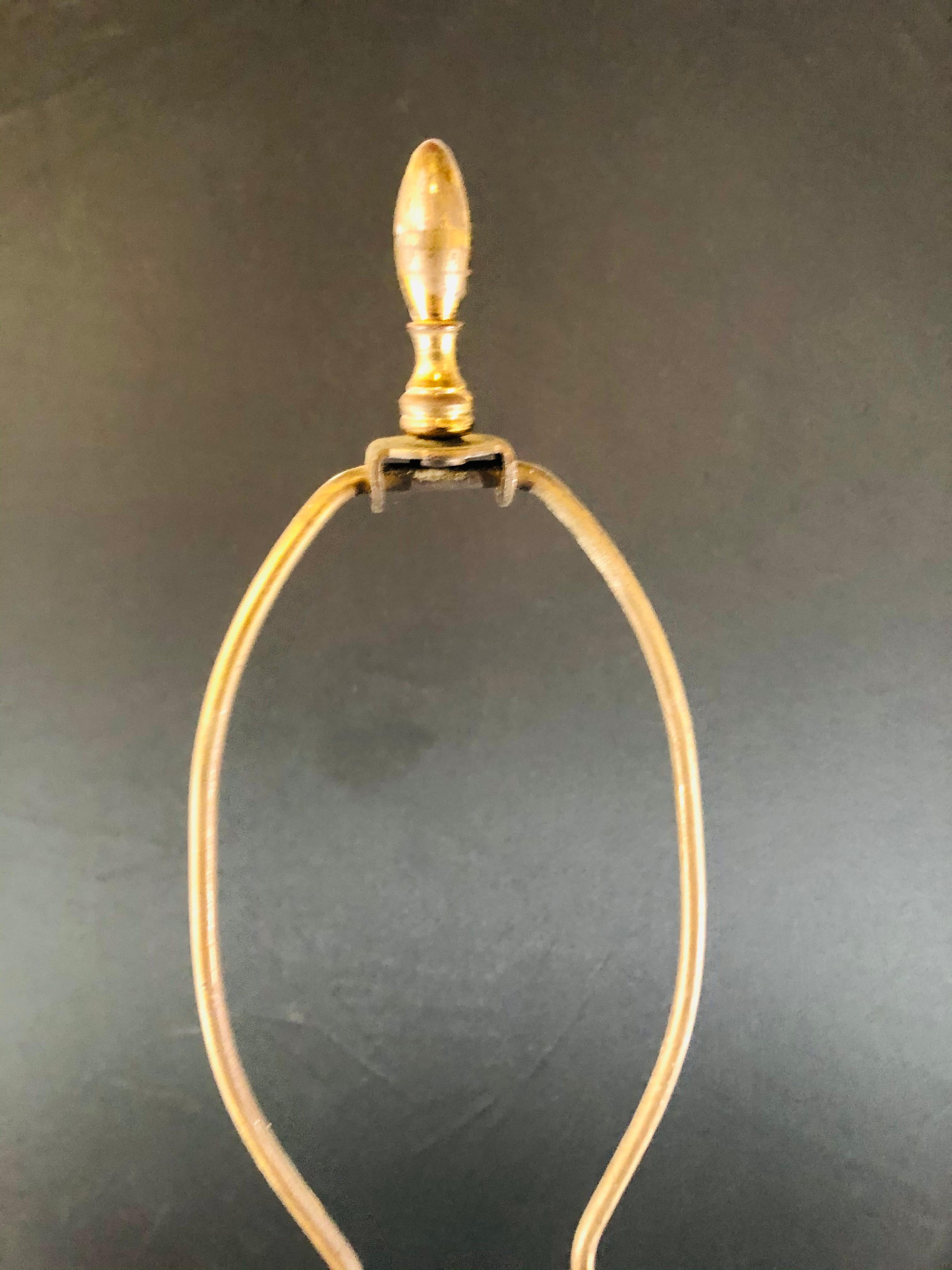 Antike antike Tischlampe aus weißem Opalglas und Bronze im Louis-XVI-Stil (Louis XVI.) im Angebot