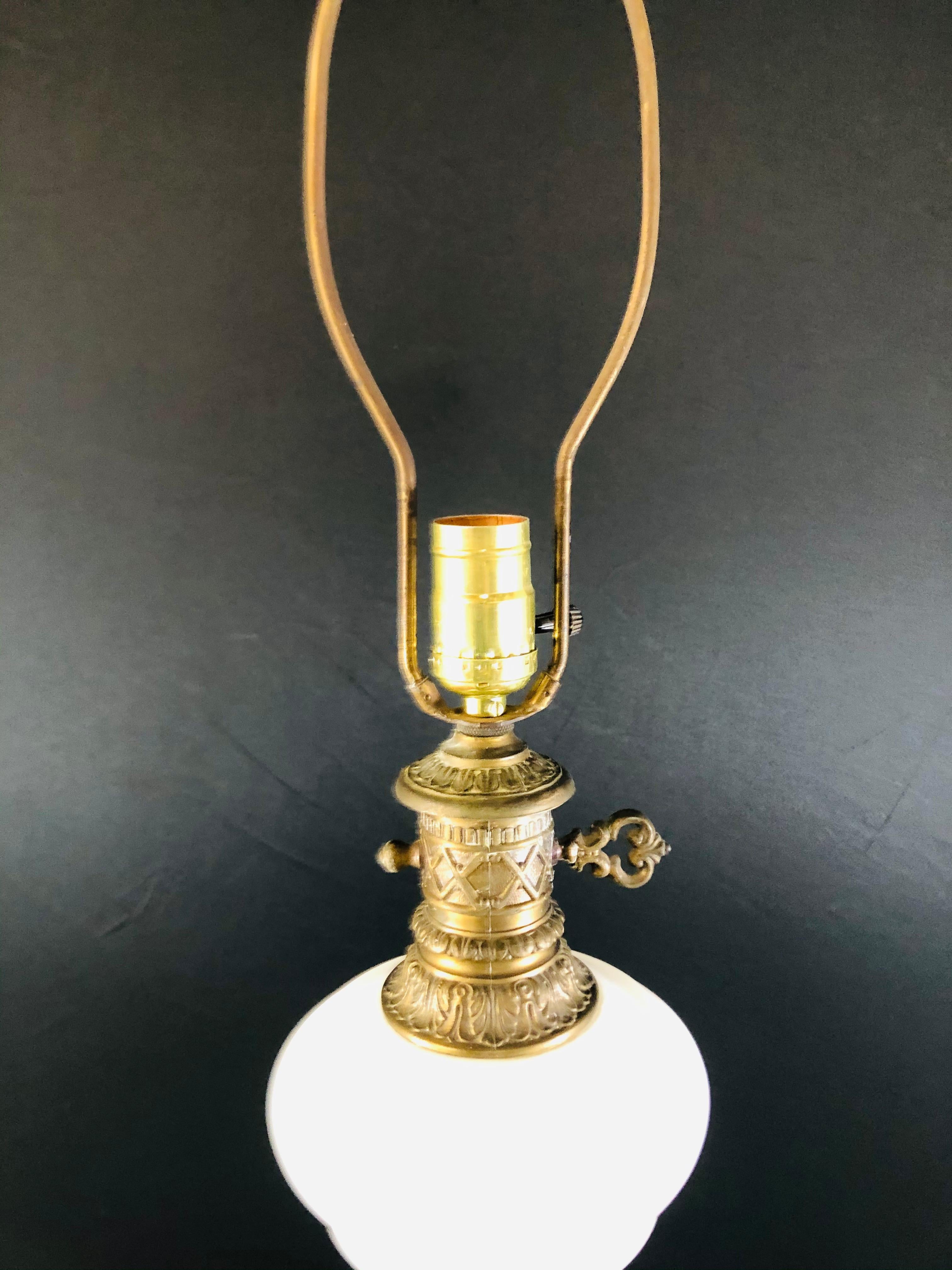 Antique Louis XVI Style White Opaline Glass and Bronze Table Lamp In Good Condition For Sale In Plainview, NY