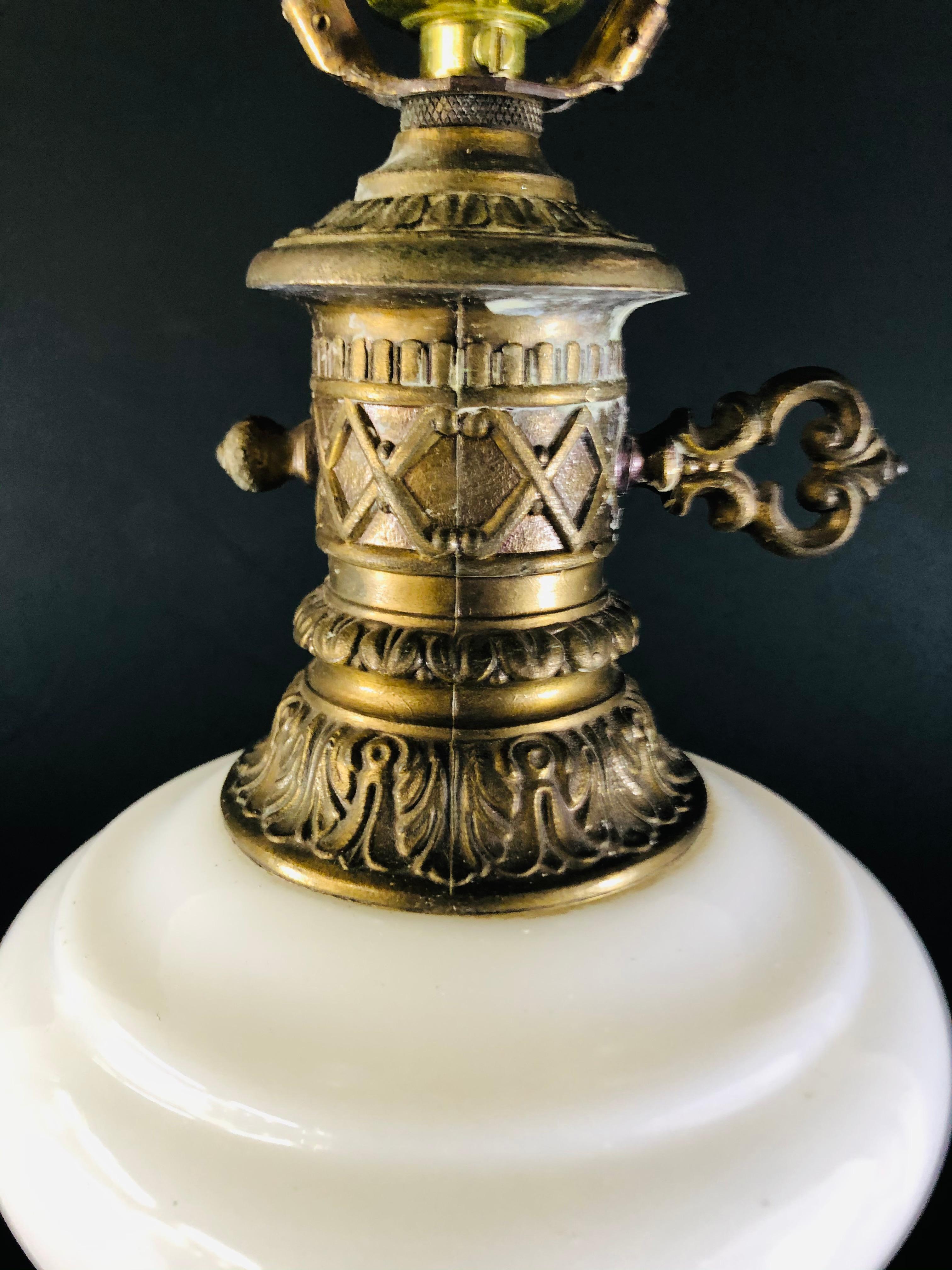 Bronze Lampe de bureau ancienne de style Louis XVI en verre opalin blanc et bronze en vente