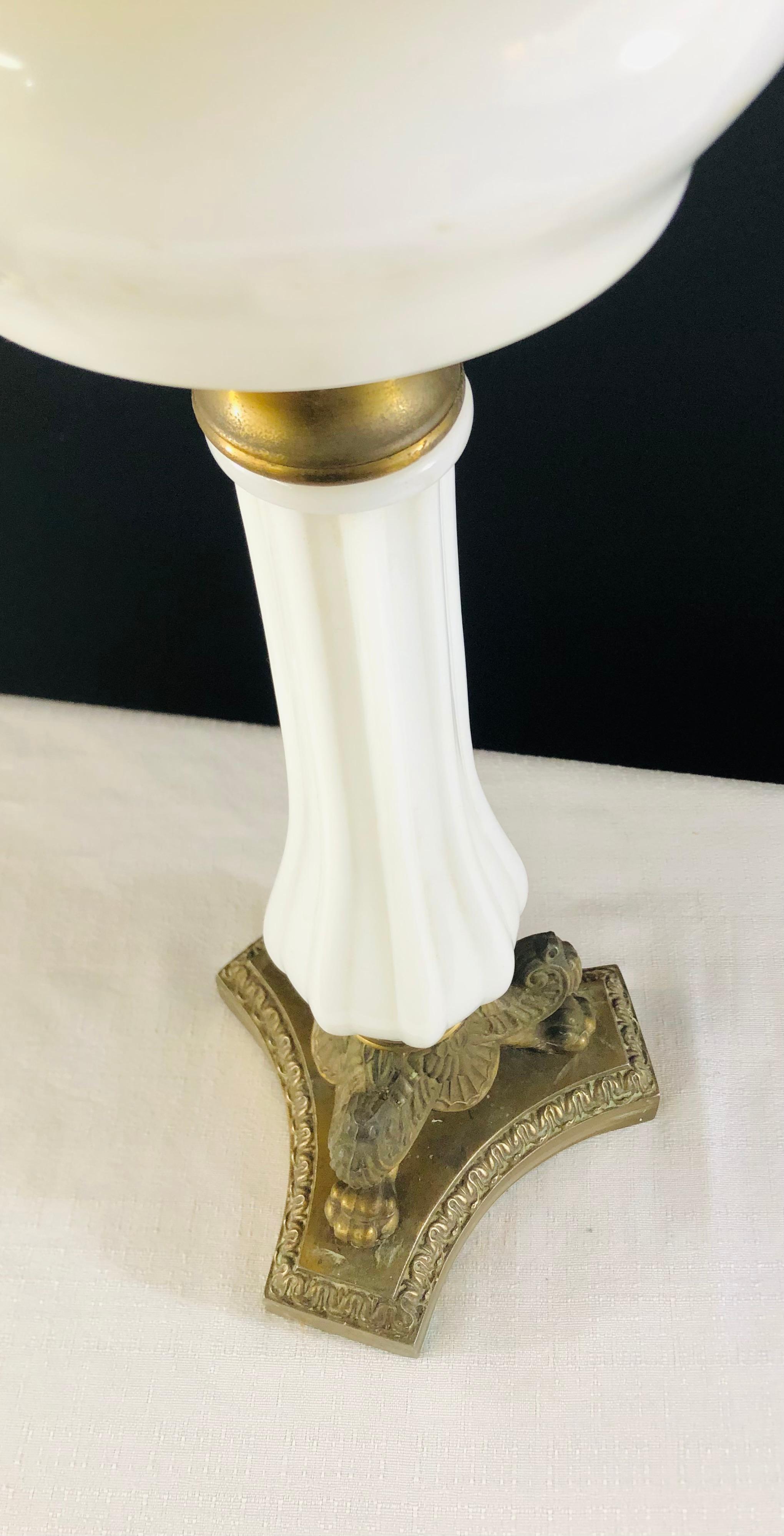 Lampe de bureau ancienne de style Louis XVI en verre opalin blanc et bronze en vente 1