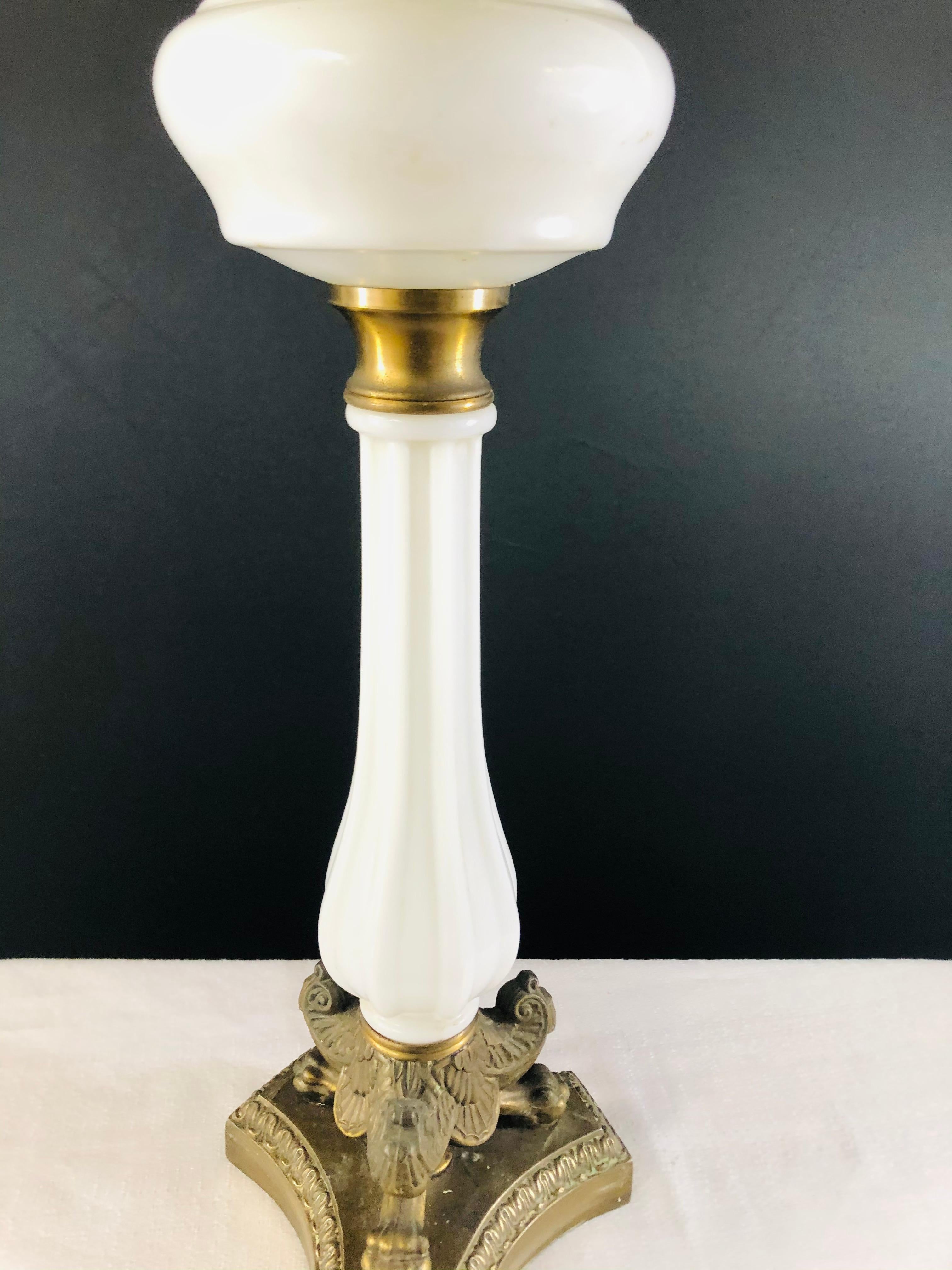 Antike antike Tischlampe aus weißem Opalglas und Bronze im Louis-XVI-Stil im Angebot 2